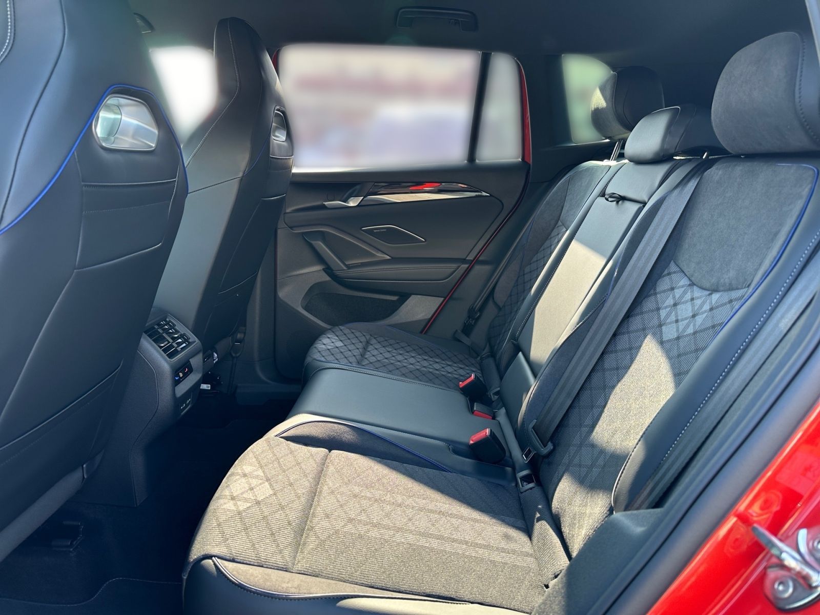 Fahrzeugabbildung Volkswagen Tiguan R-Line 1,5 l eTSI OPF 150PS HD-MATRIX ACC