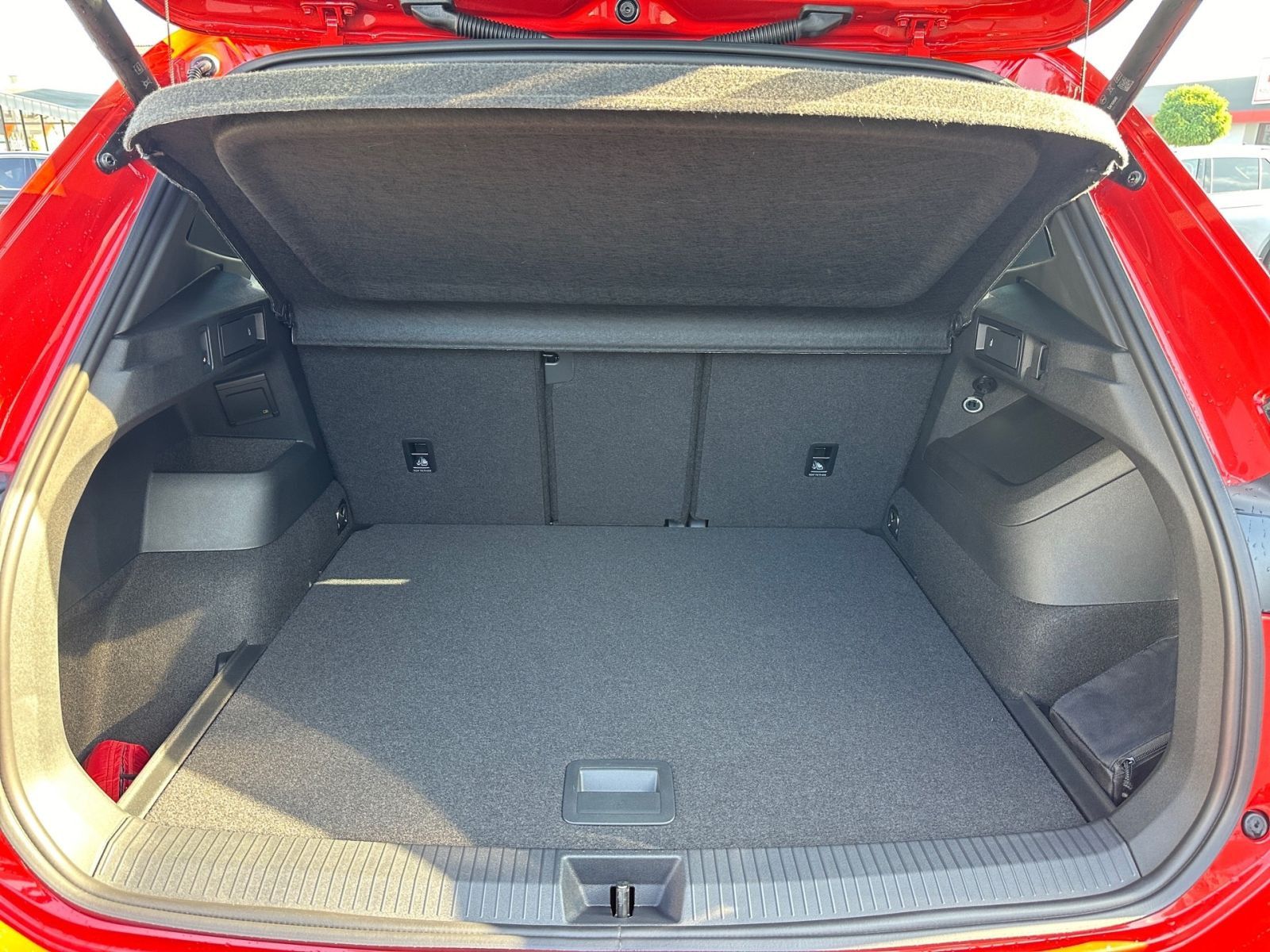 Fahrzeugabbildung Volkswagen Tiguan R-Line 1,5 l eTSI OPF 150PS HD-MATRIX ACC