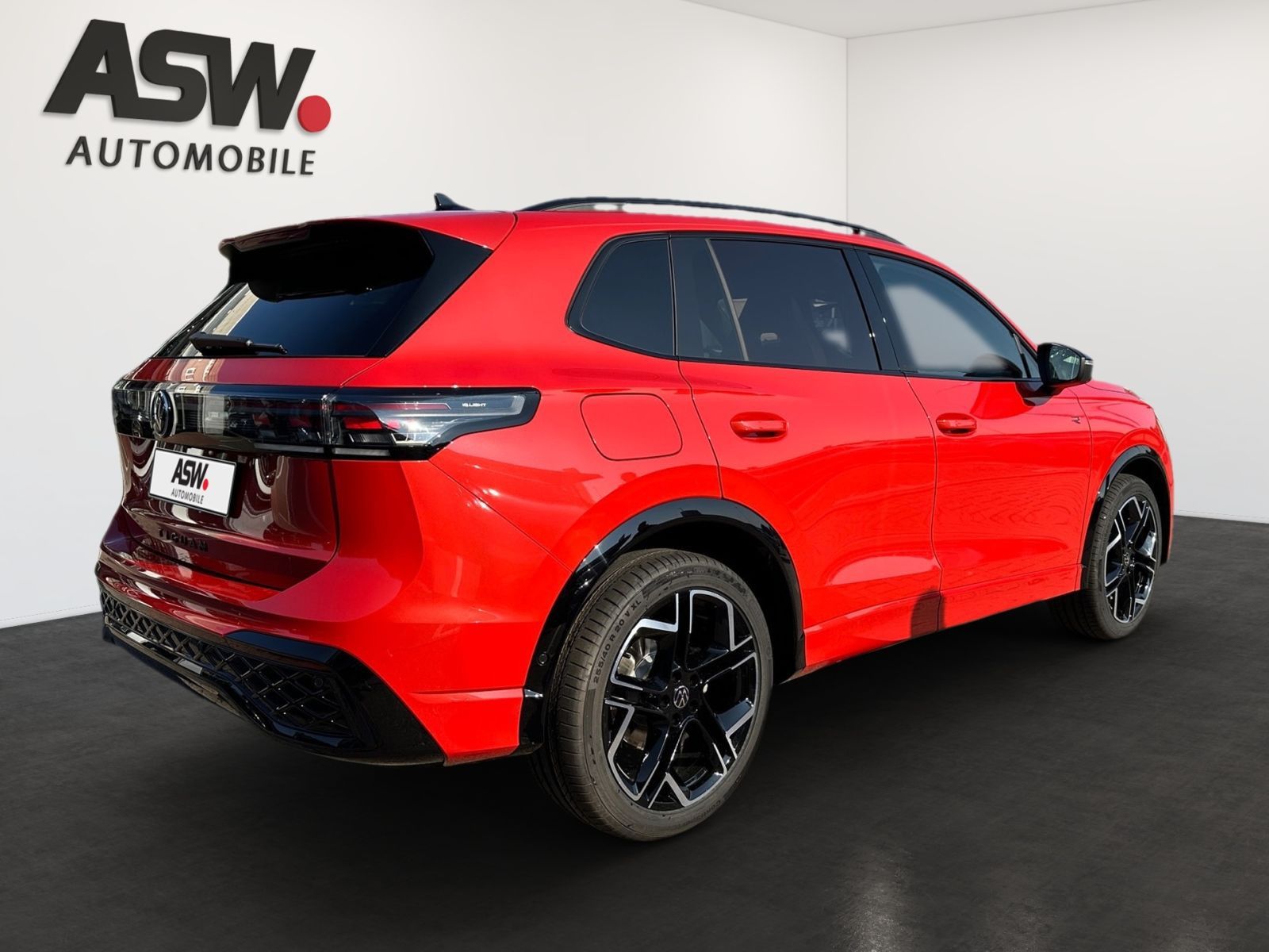 Fahrzeugabbildung Volkswagen Tiguan R-Line 1,5 l eTSI OPF 150PS HD-MATRIX ACC