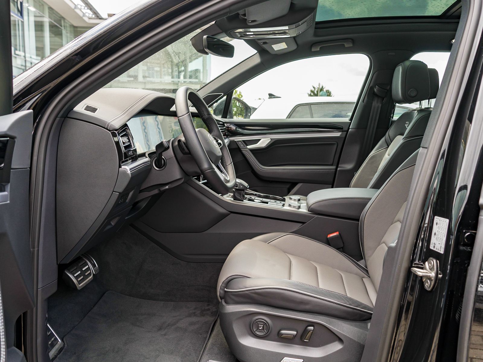 Fahrzeugabbildung Volkswagen Touareg R-Line 3.0TDI Leder LED PANO Standhz AHK