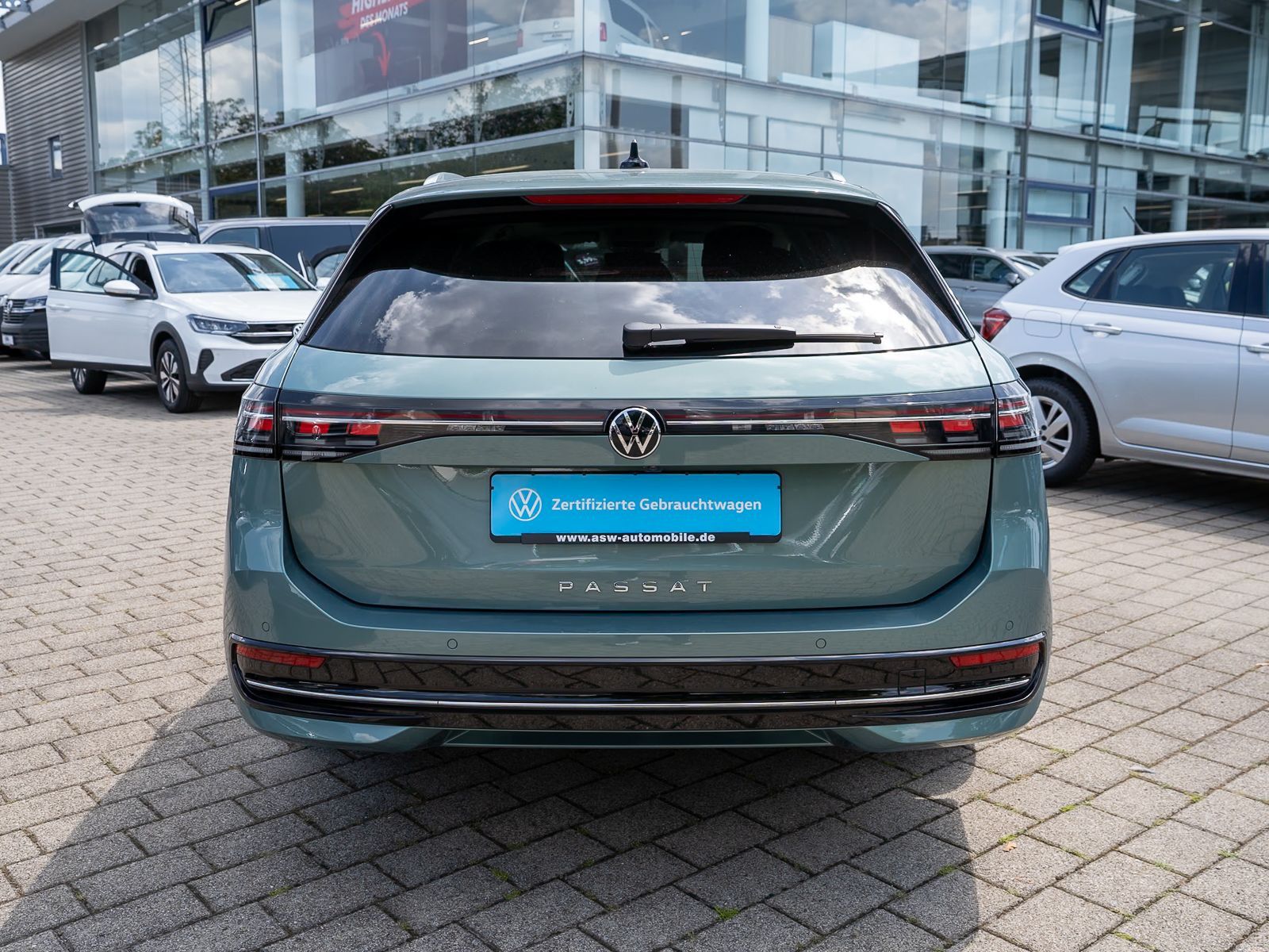 Fahrzeugabbildung Volkswagen Passat Variant Elegance 2.0 TDI DSG LED AHK PANO