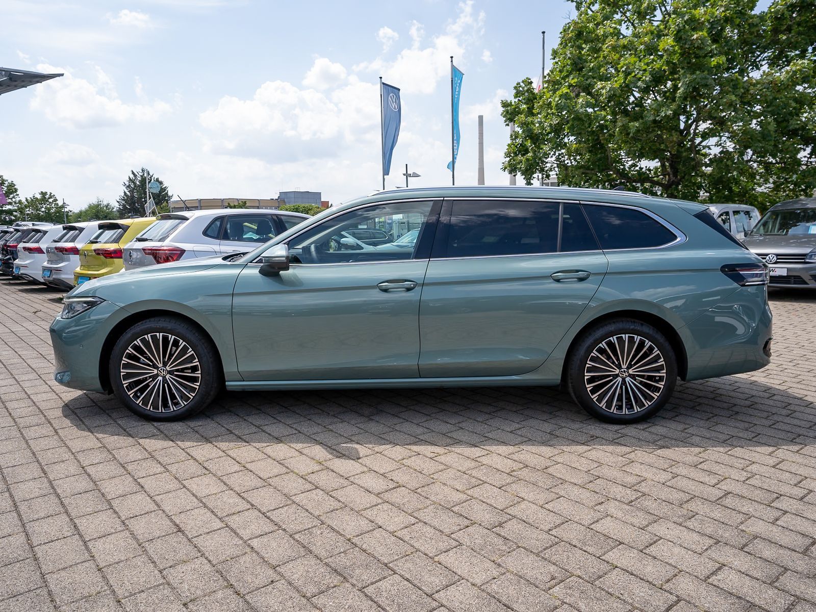 Fahrzeugabbildung Volkswagen Passat Variant Elegance 2.0 TDI DSG LED AHK PANO