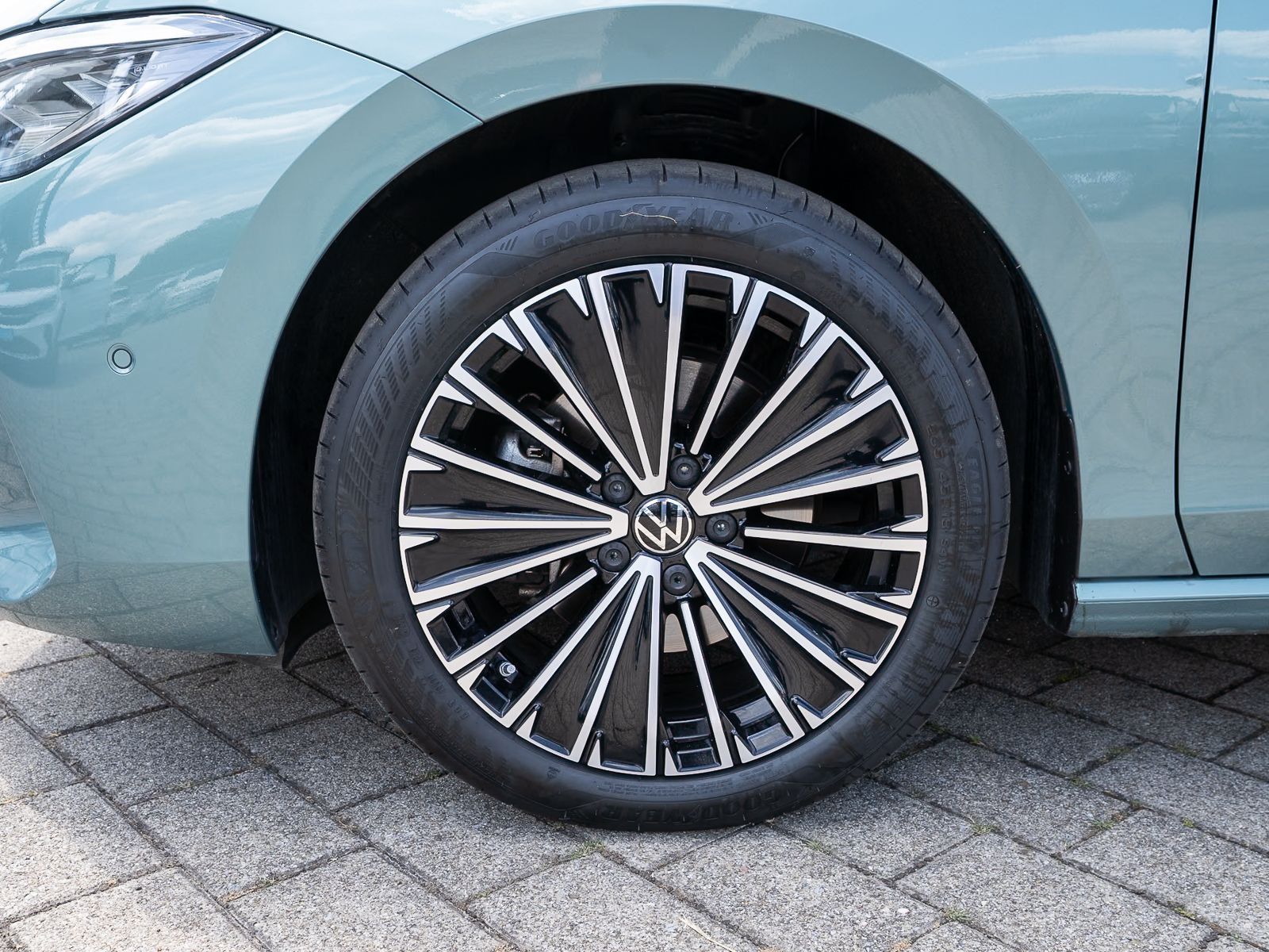 Fahrzeugabbildung Volkswagen Passat Variant Elegance 2.0 TDI DSG LED AHK PANO