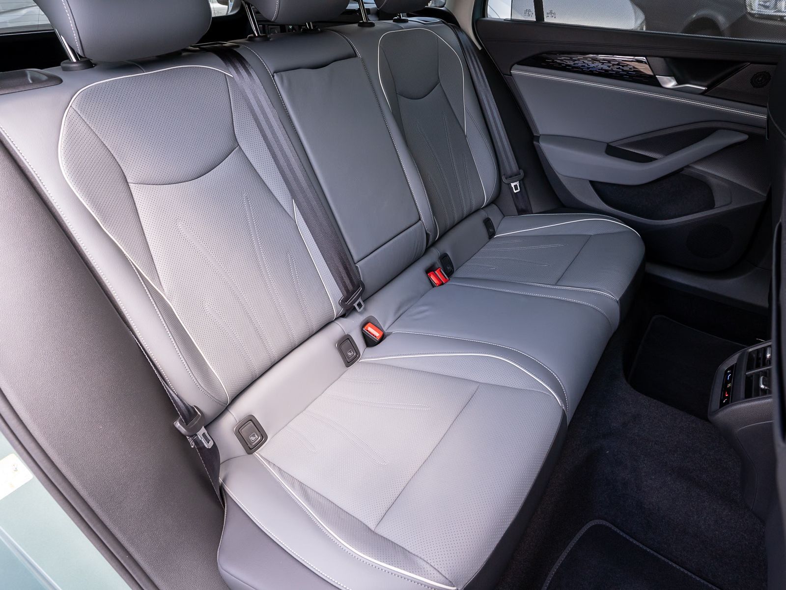 Fahrzeugabbildung Volkswagen Passat Variant Elegance 2.0 TDI DSG LED AHK PANO