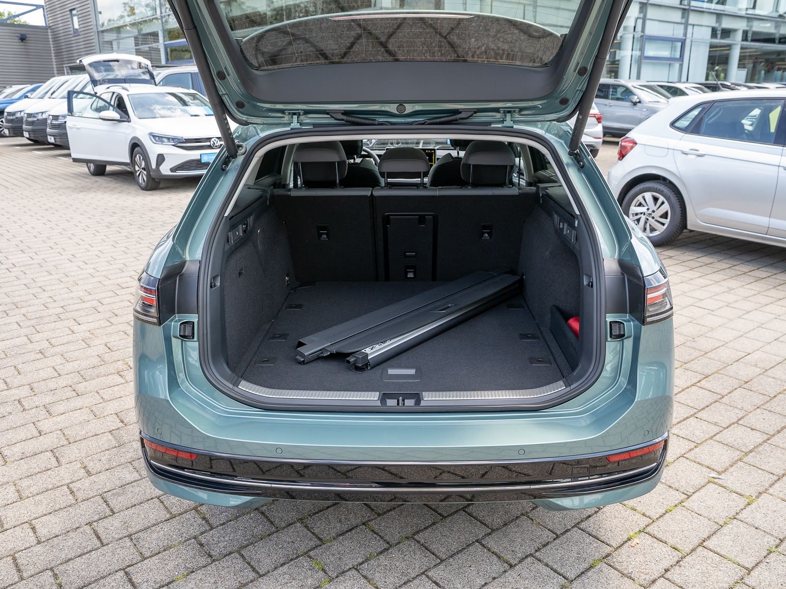 Fahrzeugabbildung Volkswagen Passat Variant Elegance 2.0 TDI DSG LED AHK PANO