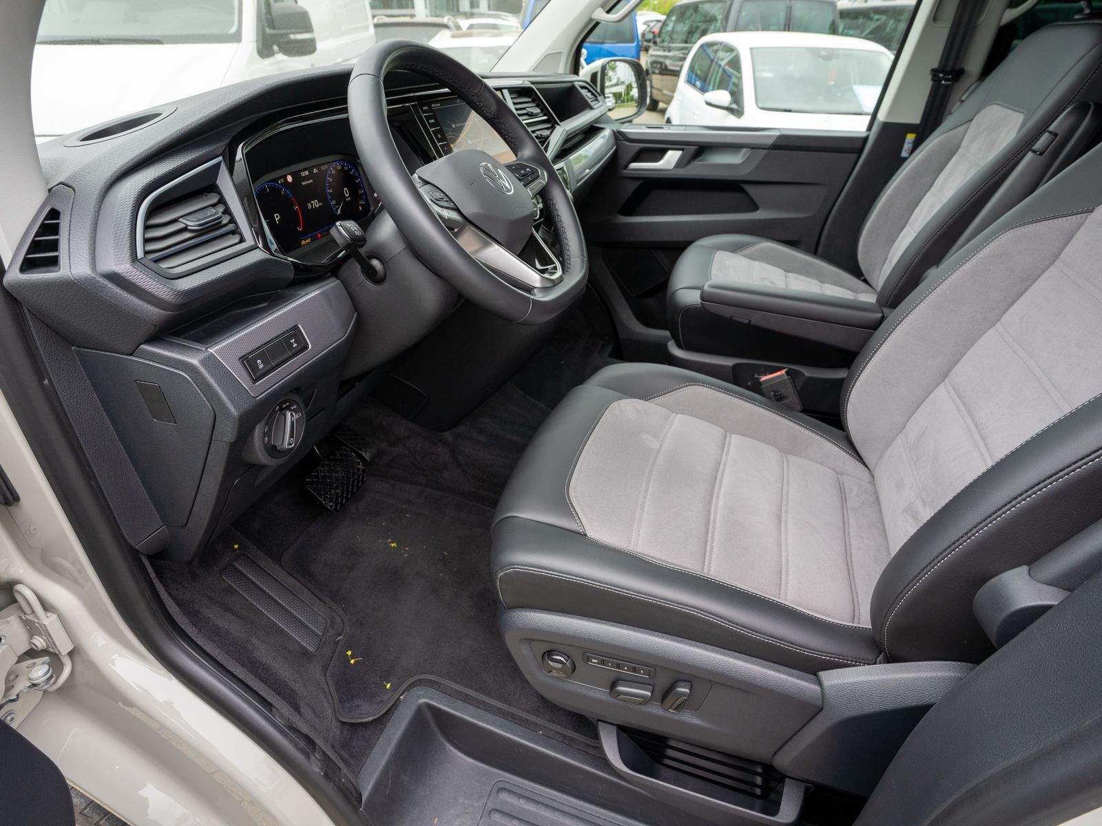 Fahrzeugabbildung Volkswagen T6.1 Multivan Highline 4M 2.0 TDI DSG NAVI AHK