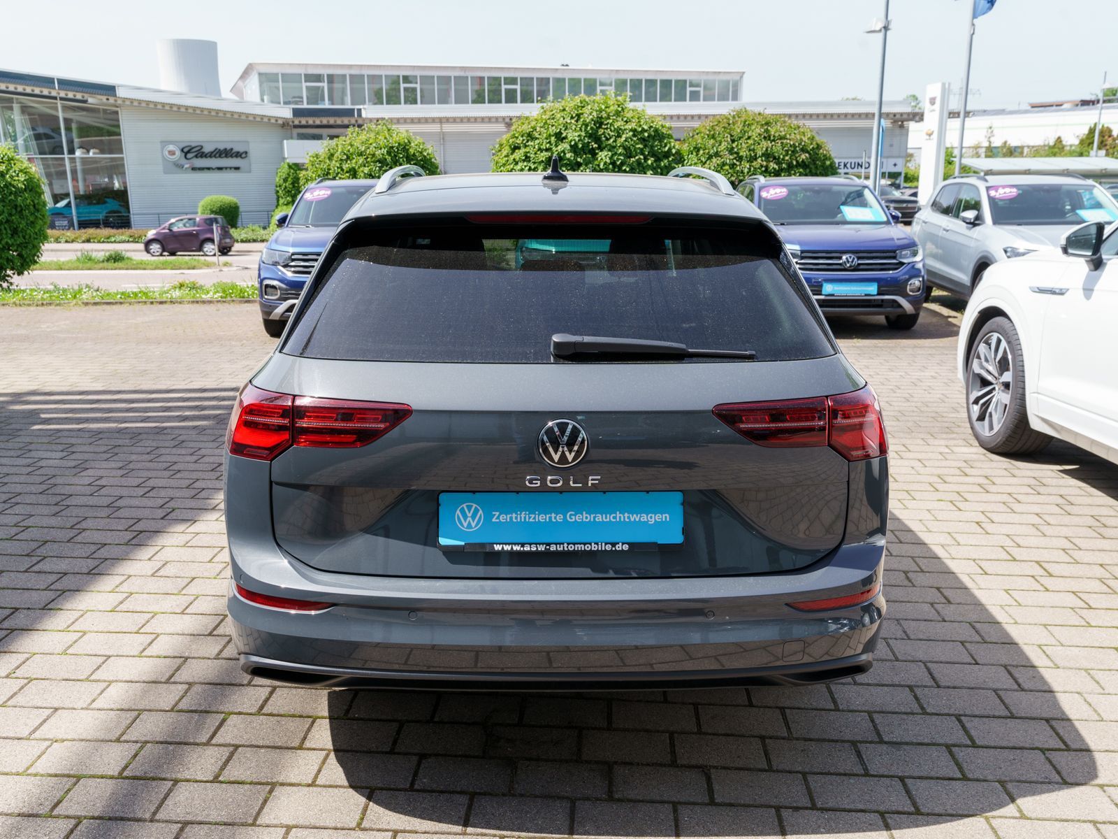 Fahrzeugabbildung Volkswagen Golf Variant Life 1.5 TSI Navi LED SHZ Pano AHK