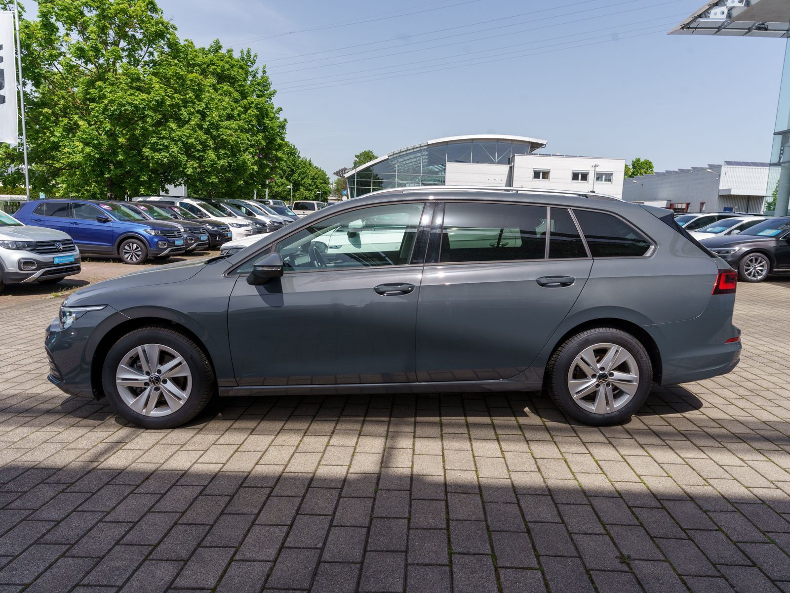 Fahrzeugabbildung Volkswagen Golf Variant Life 1.5 TSI Navi LED SHZ Pano AHK