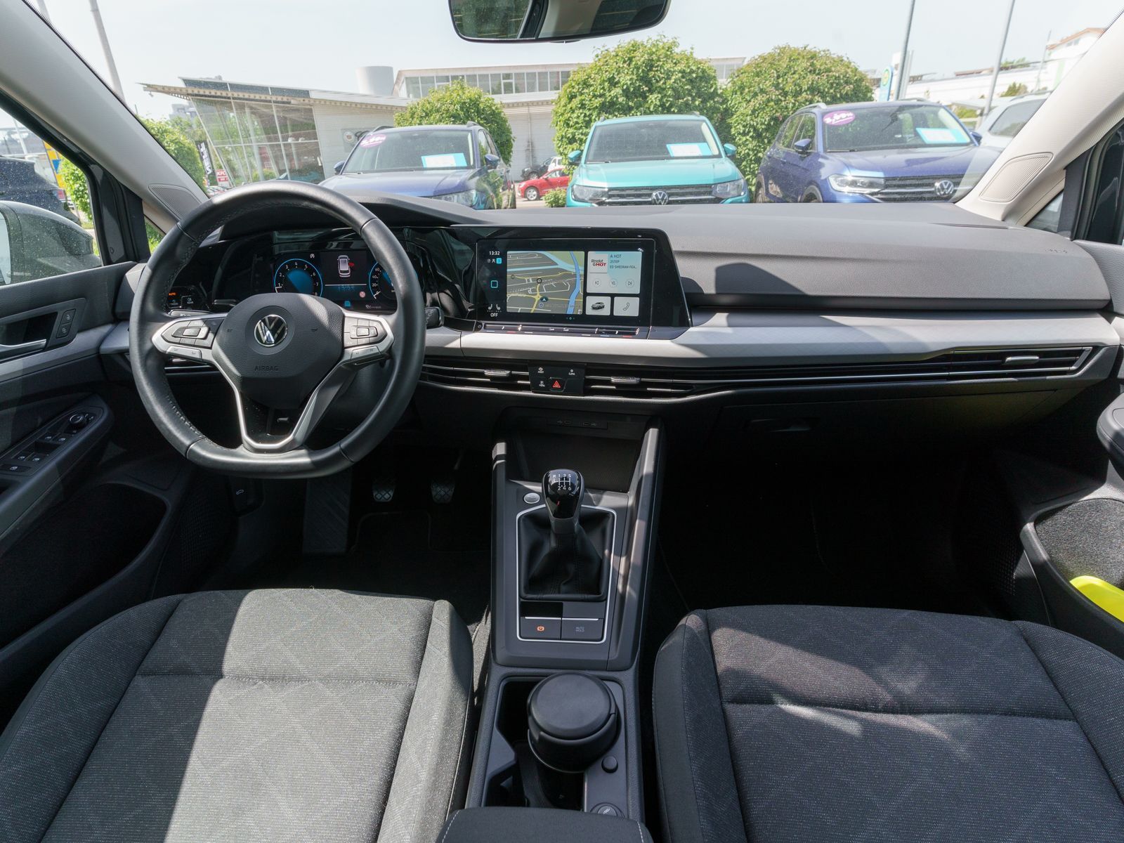 Fahrzeugabbildung Volkswagen Golf Variant Life 1.5 TSI Navi LED SHZ Pano AHK
