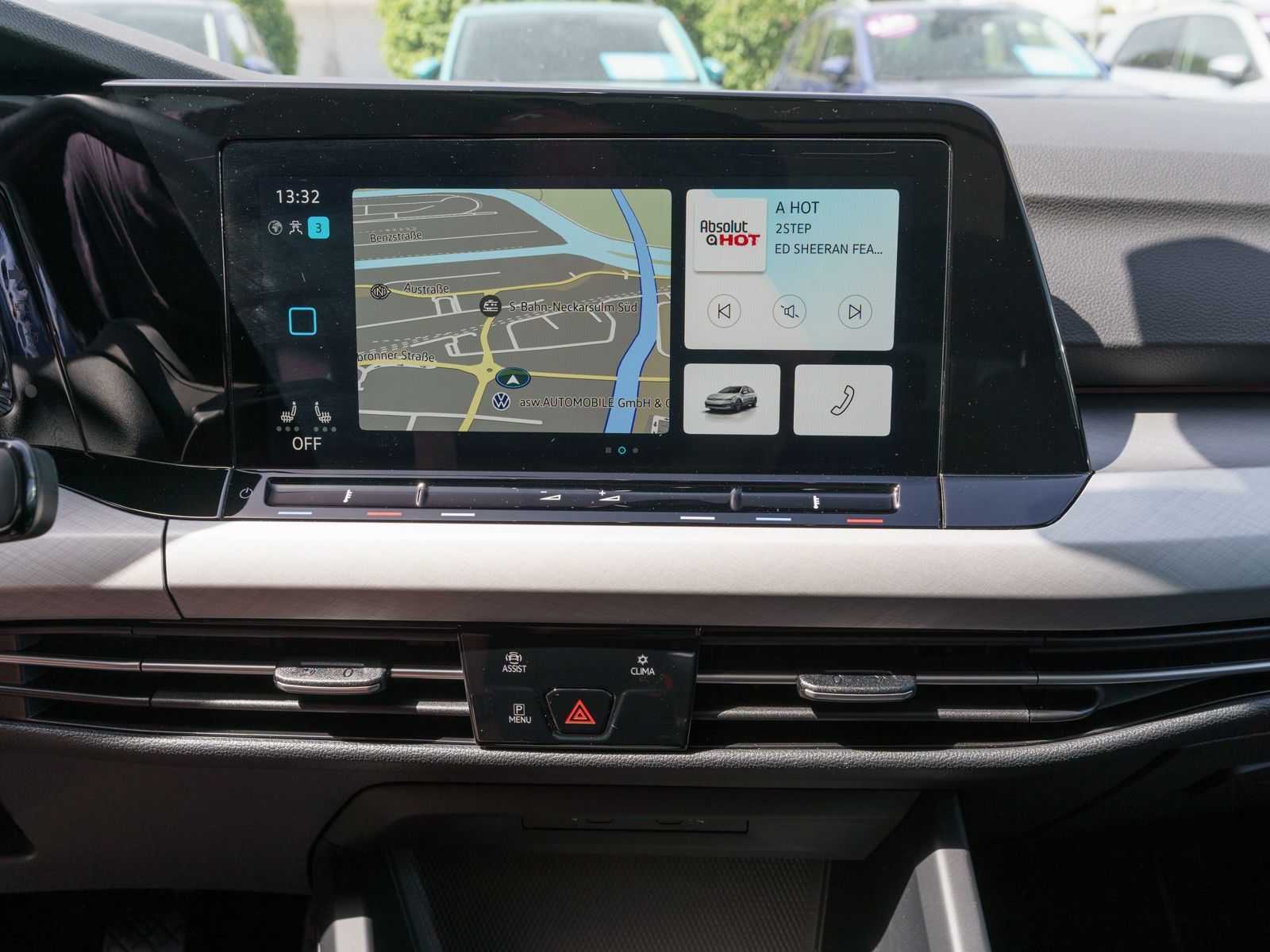 Fahrzeugabbildung Volkswagen Golf Variant Life 1.5 TSI Navi LED SHZ Pano AHK