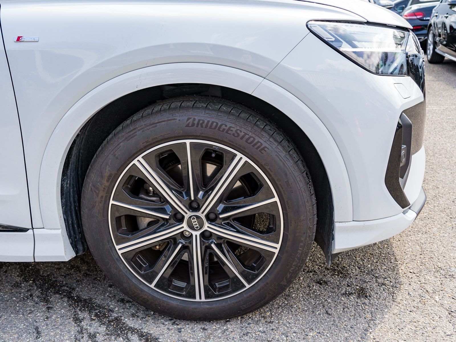Fahrzeugabbildung Audi Q4 e-tron 50 quattro S line Matrix Navi SHZ