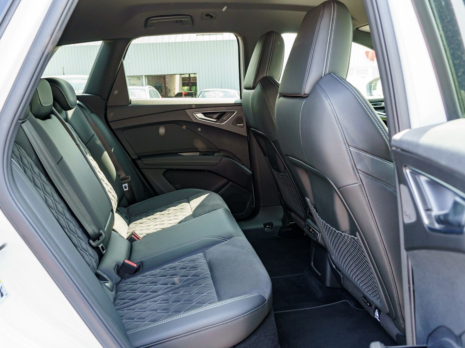 Fahrzeugabbildung Audi Q4 e-tron 50 quattro S line Matrix Navi SHZ