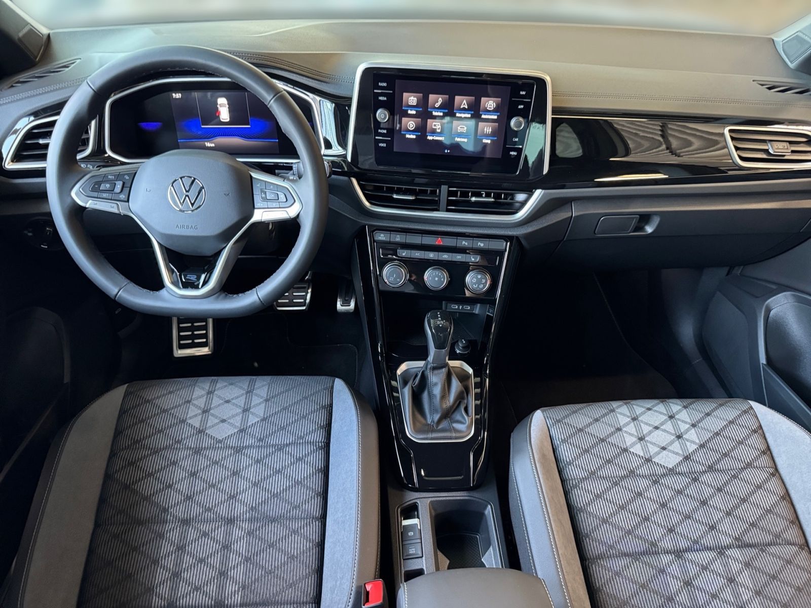 Fahrzeugabbildung Volkswagen T-Roc R-Line 1.5 TSI DSG *Ganzjahresreifen*