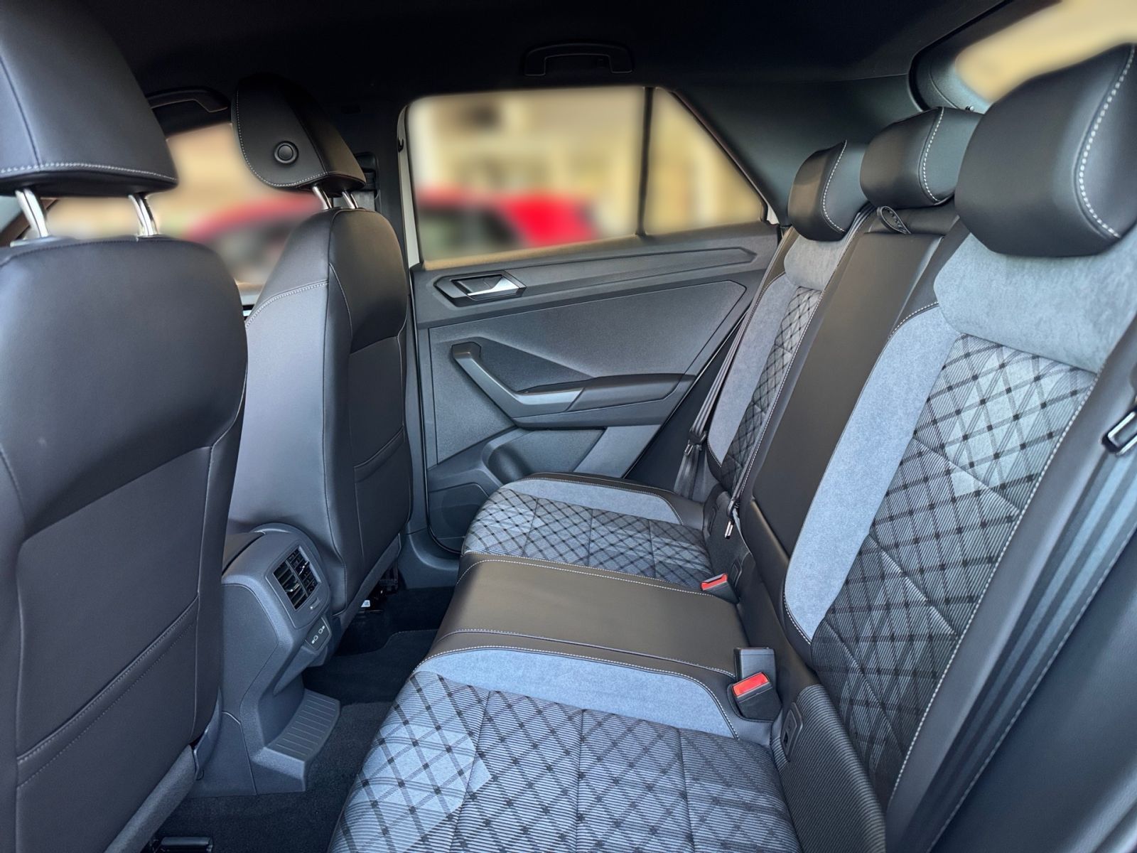 Fahrzeugabbildung Volkswagen T-Roc R-Line 1.5 TSI DSG *Ganzjahresreifen*