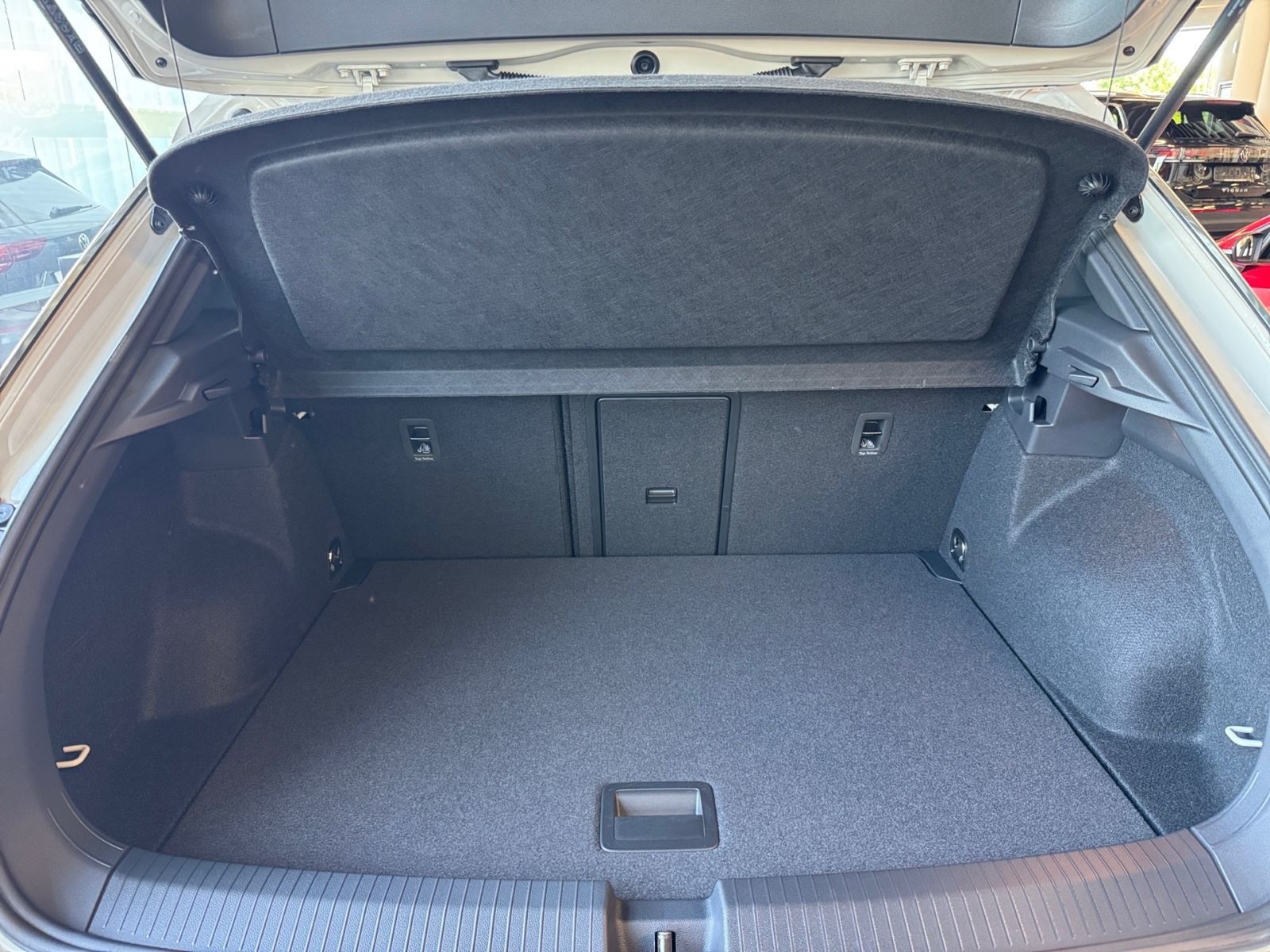Fahrzeugabbildung Volkswagen T-Roc R-Line 1.5 TSI DSG *Ganzjahresreifen*