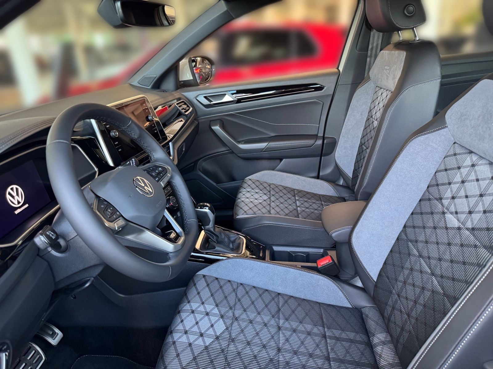 Fahrzeugabbildung Volkswagen T-Roc R-Line 1.5 TSI DSG *Ganzjahresreifen*