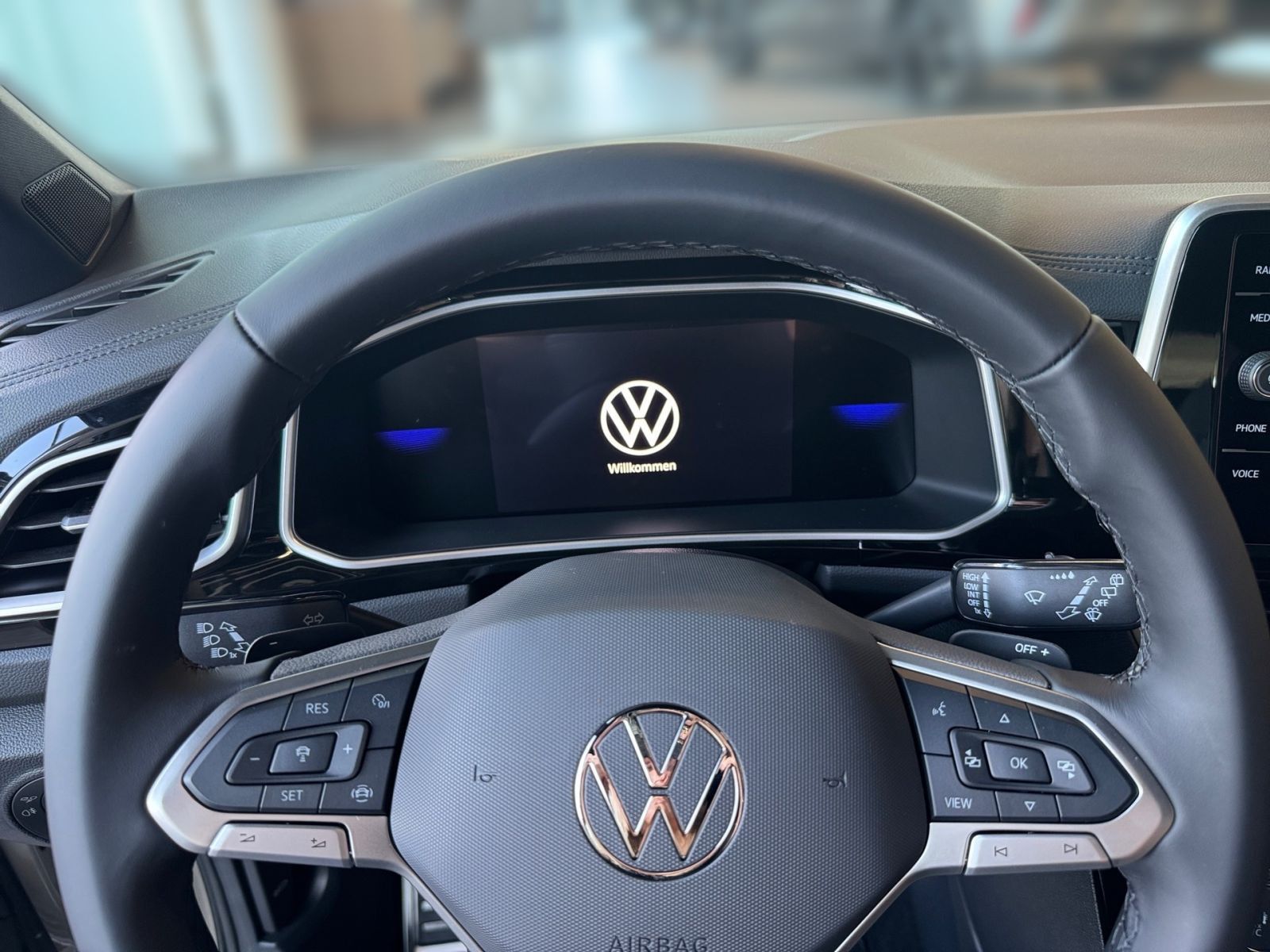 Fahrzeugabbildung Volkswagen T-Roc R-Line 1.5 TSI DSG *Ganzjahresreifen*