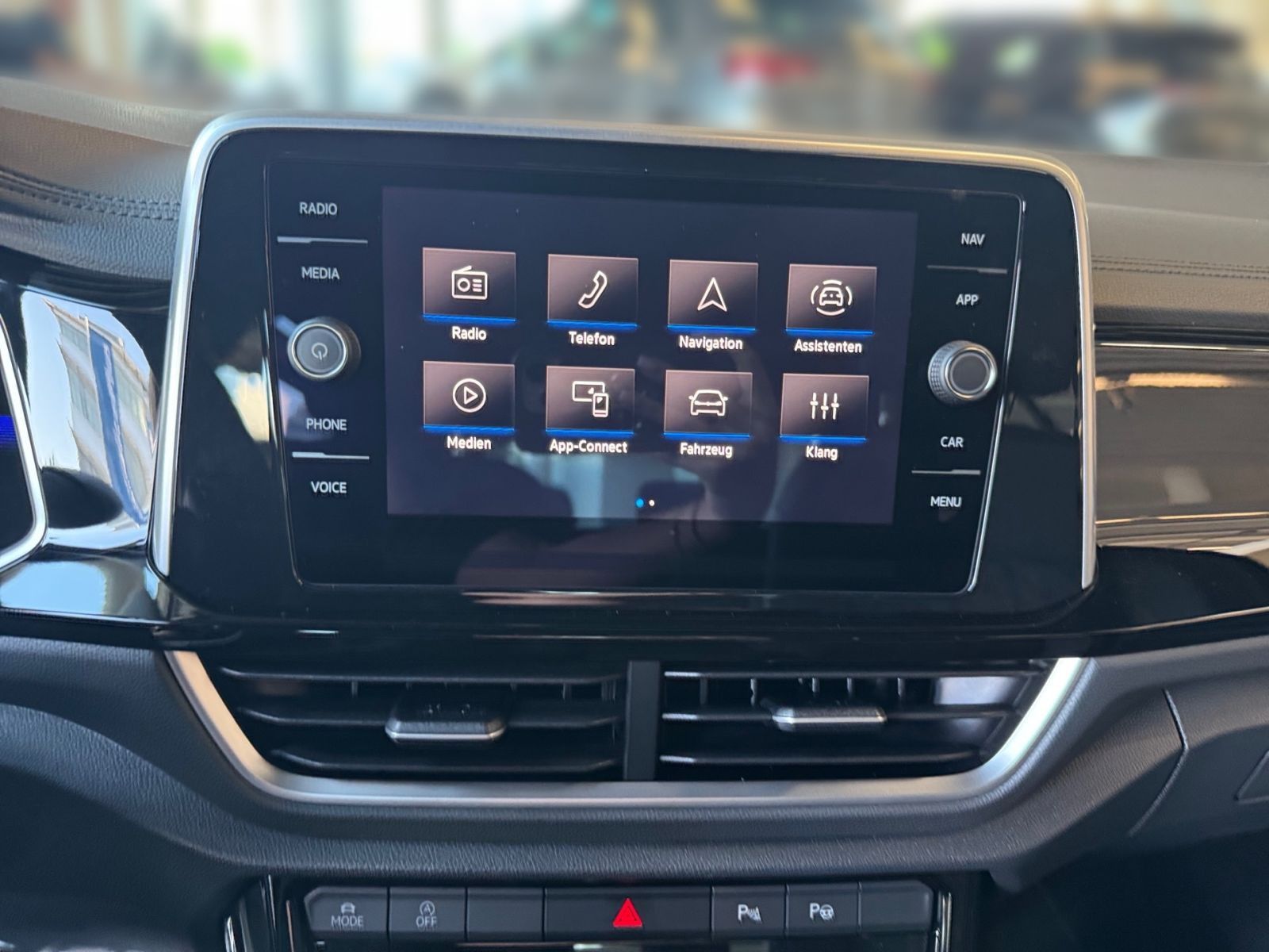 Fahrzeugabbildung Volkswagen T-Roc R-Line 1.5 TSI DSG *Ganzjahresreifen*
