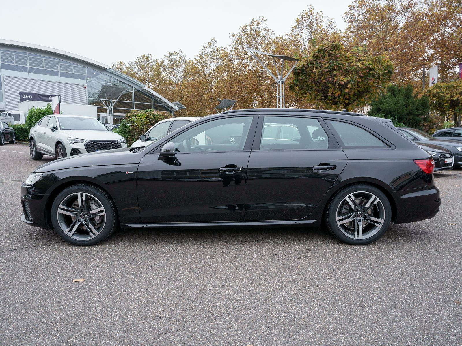 Fahrzeugabbildung Audi A4 Avant S line 40TDI quattro Nav LED RFK ACC VC