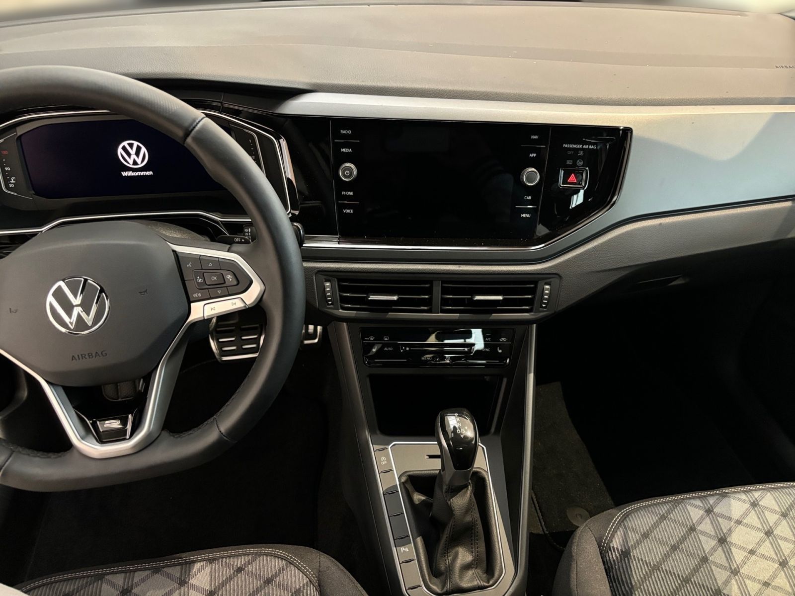 Fahrzeugabbildung Volkswagen Polo R-Line 1.0 l TSI 95 PS DSG Kamera Navi IQ.