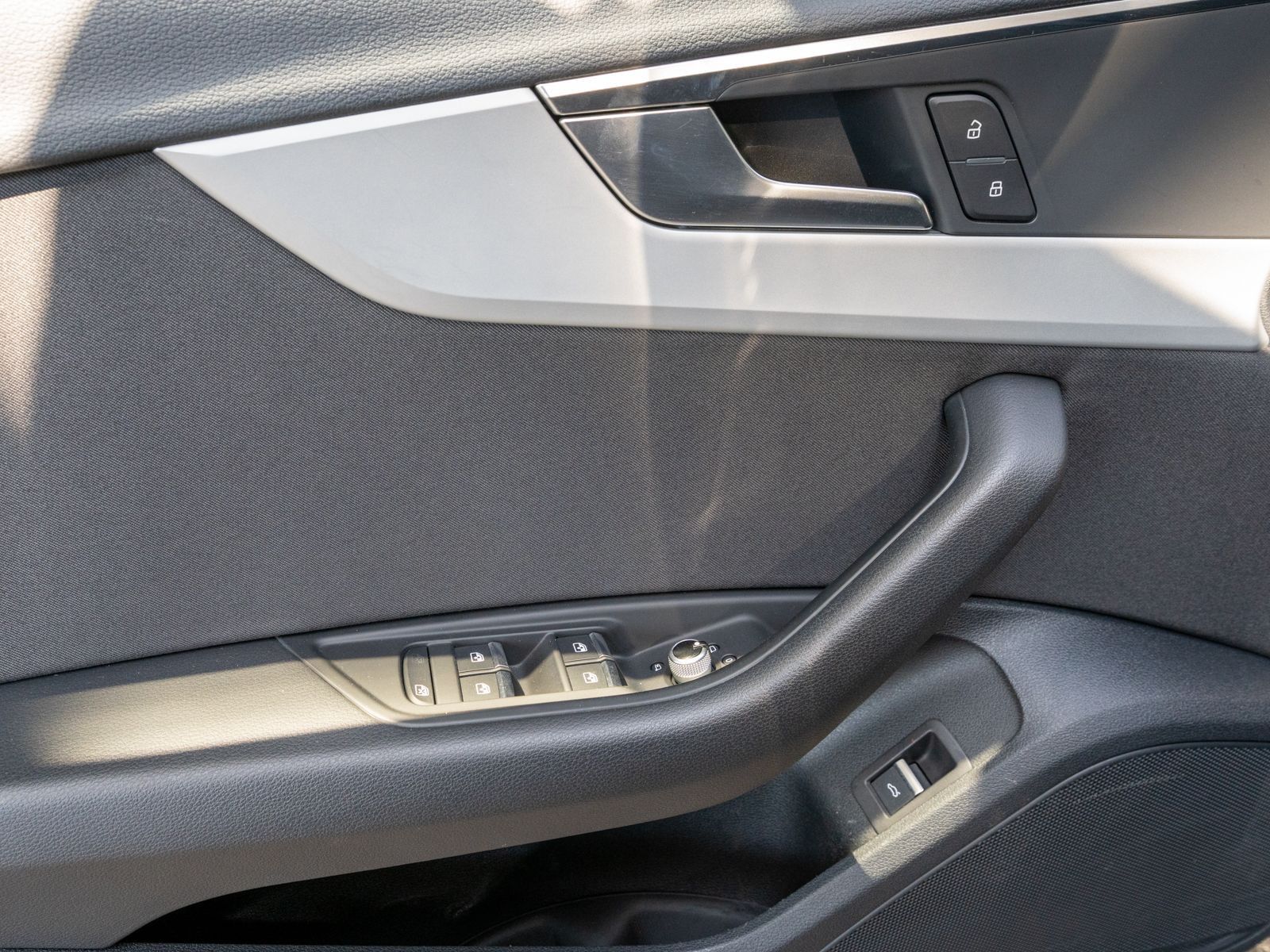 Fahrzeugabbildung Audi A4 Avant 40TDI Stronic LED Navi SHZ ACC PDC AHK
