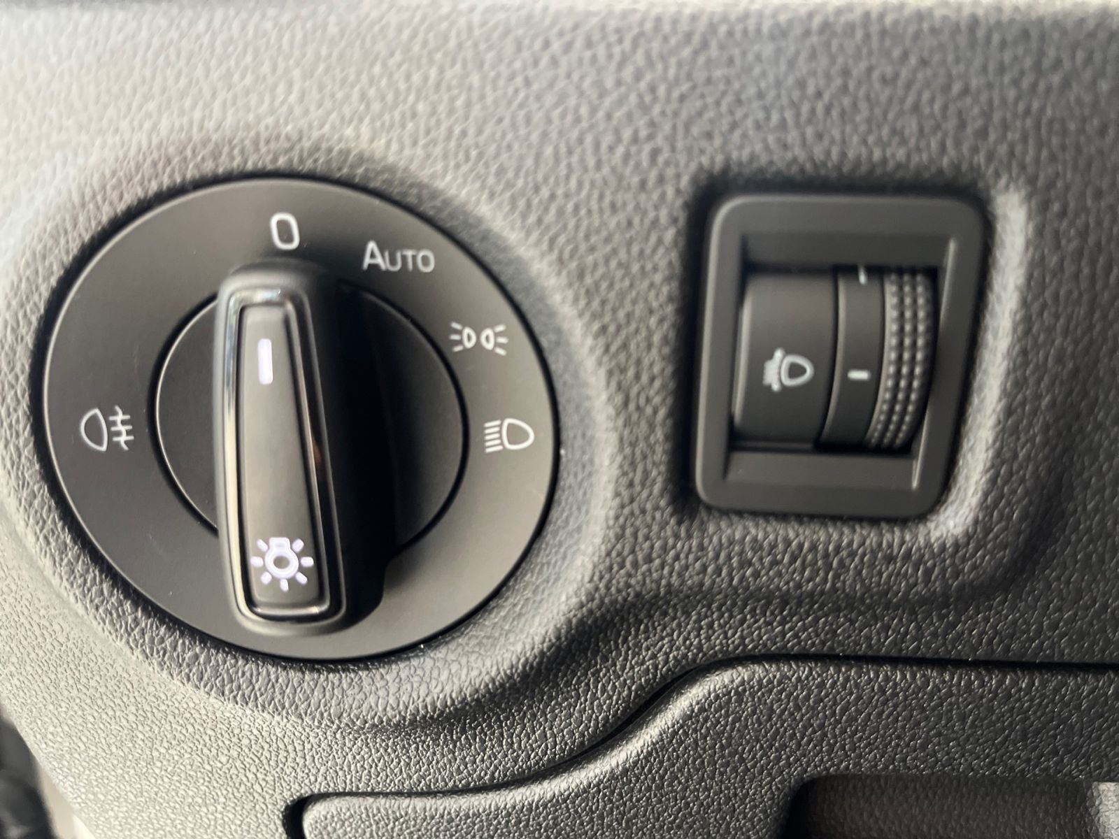 Fahrzeugabbildung SKODA Fabia Active 1,0MPI 65PS Bluetooth Klima PDC SHZ