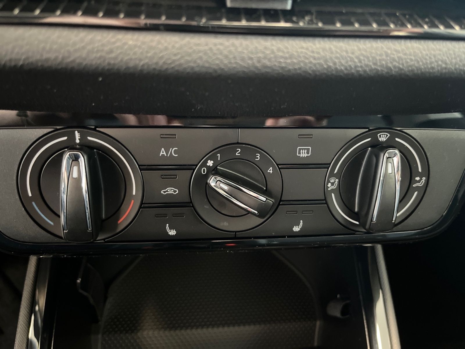 Fahrzeugabbildung SKODA Fabia Active 1,0MPI 65PS Bluetooth Klima PDC SHZ