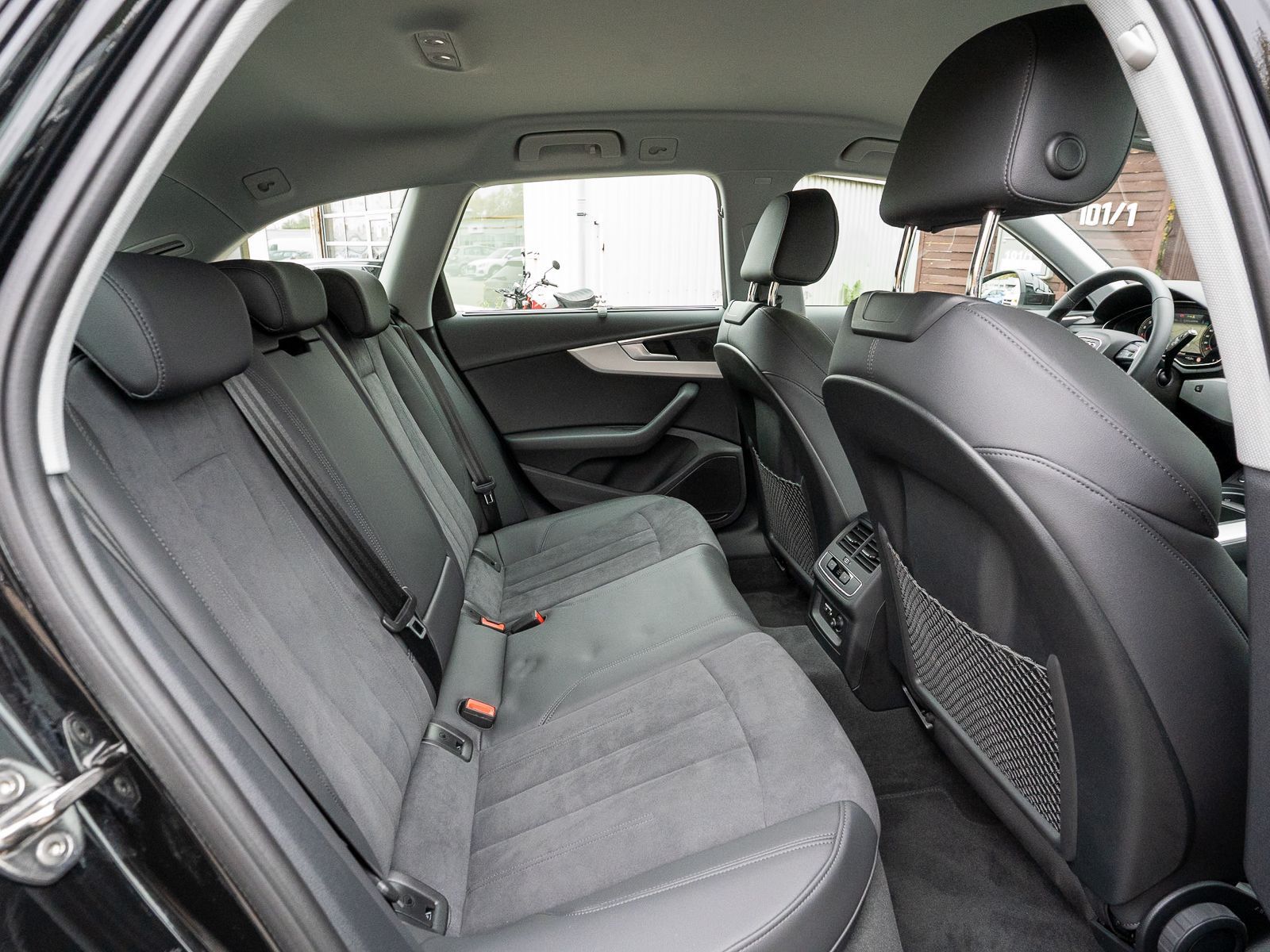 Fahrzeugabbildung Audi A4 Avant Advanced 35TFSI Stroni Navi LED RFK ACC