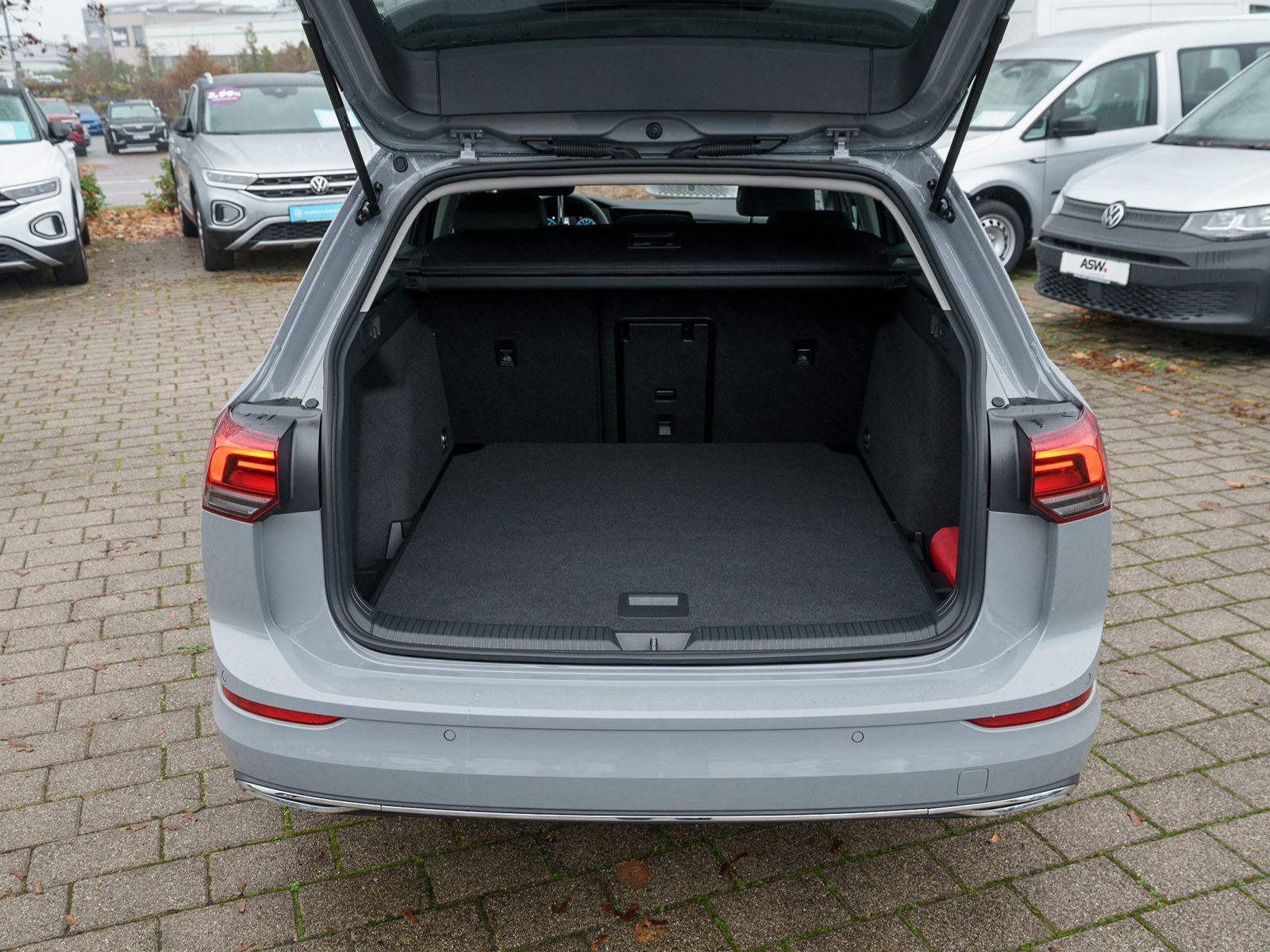Fahrzeugabbildung Volkswagen Golf Variant Life MOVE 1.0 TSI LED NAVI RFK ACC