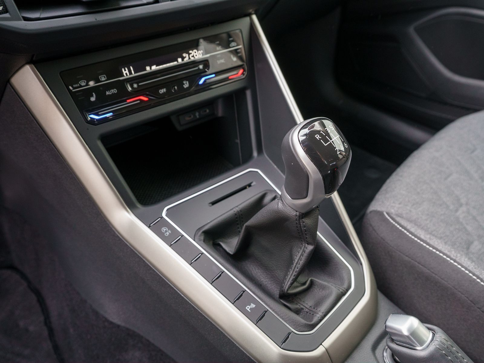 Fahrzeugabbildung Volkswagen Taigo MOVE 1.0TSI Navi LED ACC RFK AHK