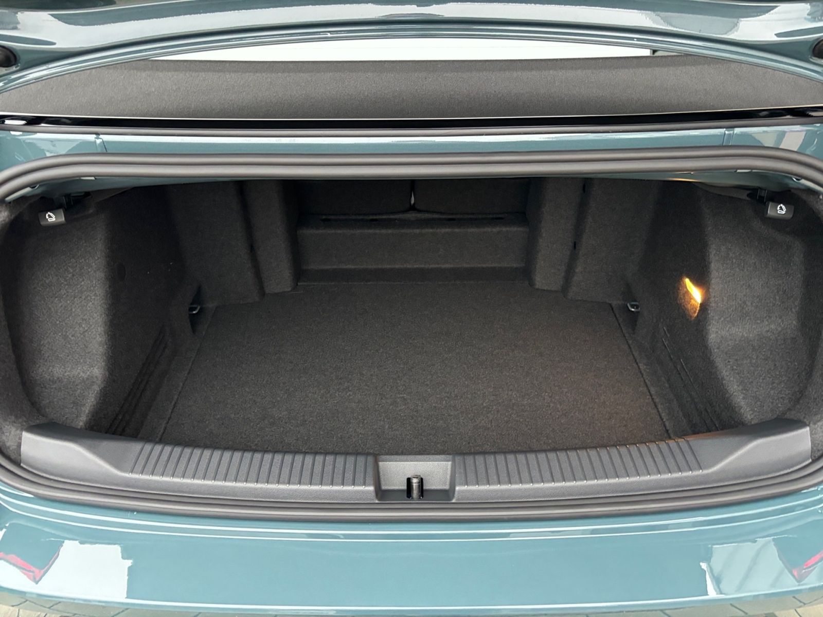 Fahrzeugabbildung Volkswagen T-Roc Cabriolet R-Line 1.5 l TSI OPF 110 kW (150