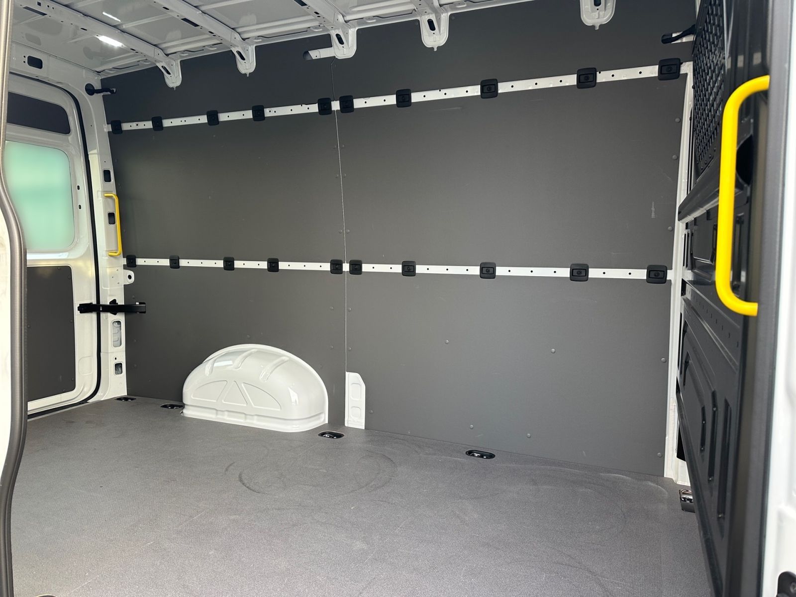 Fahrzeugabbildung Volkswagen Crafter 35 Kasten 2.0 TDI SHZ RFK LED