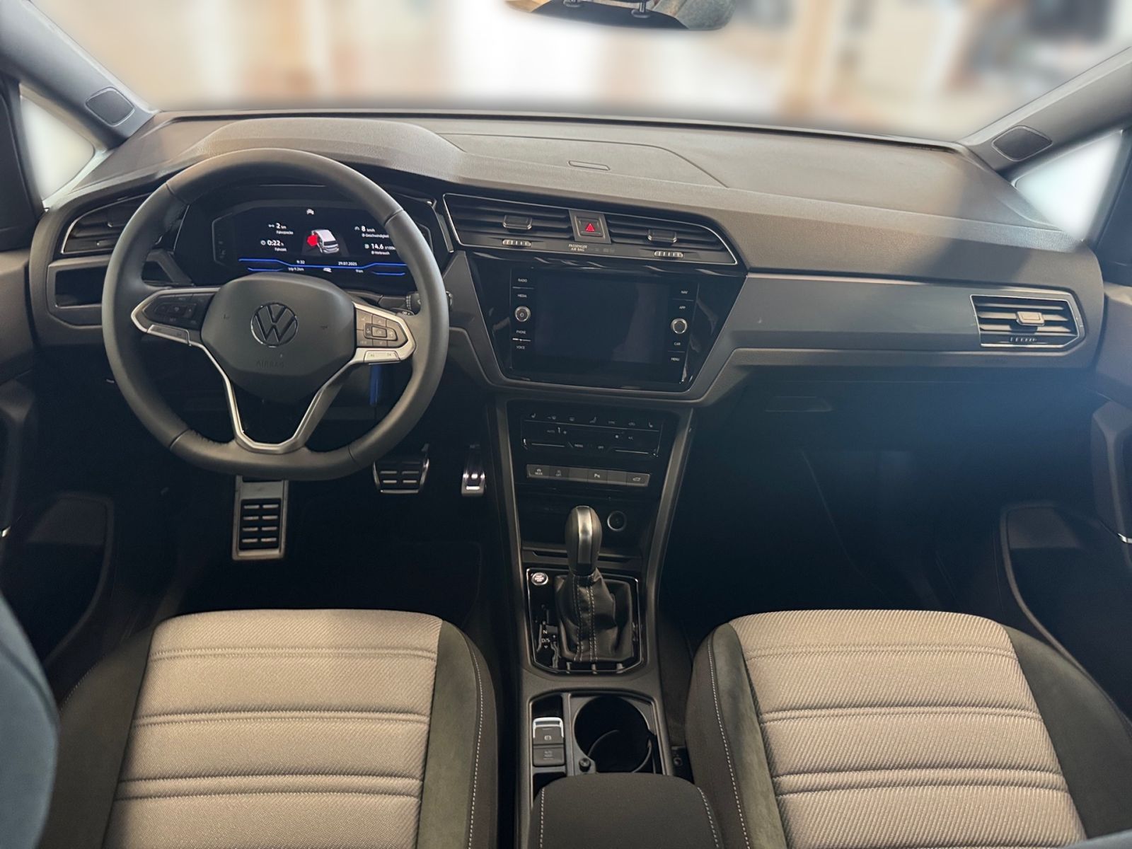 Fahrzeugabbildung Volkswagen Touran R-Line 1.5 TSI *7-Sitzer DSG AHK*