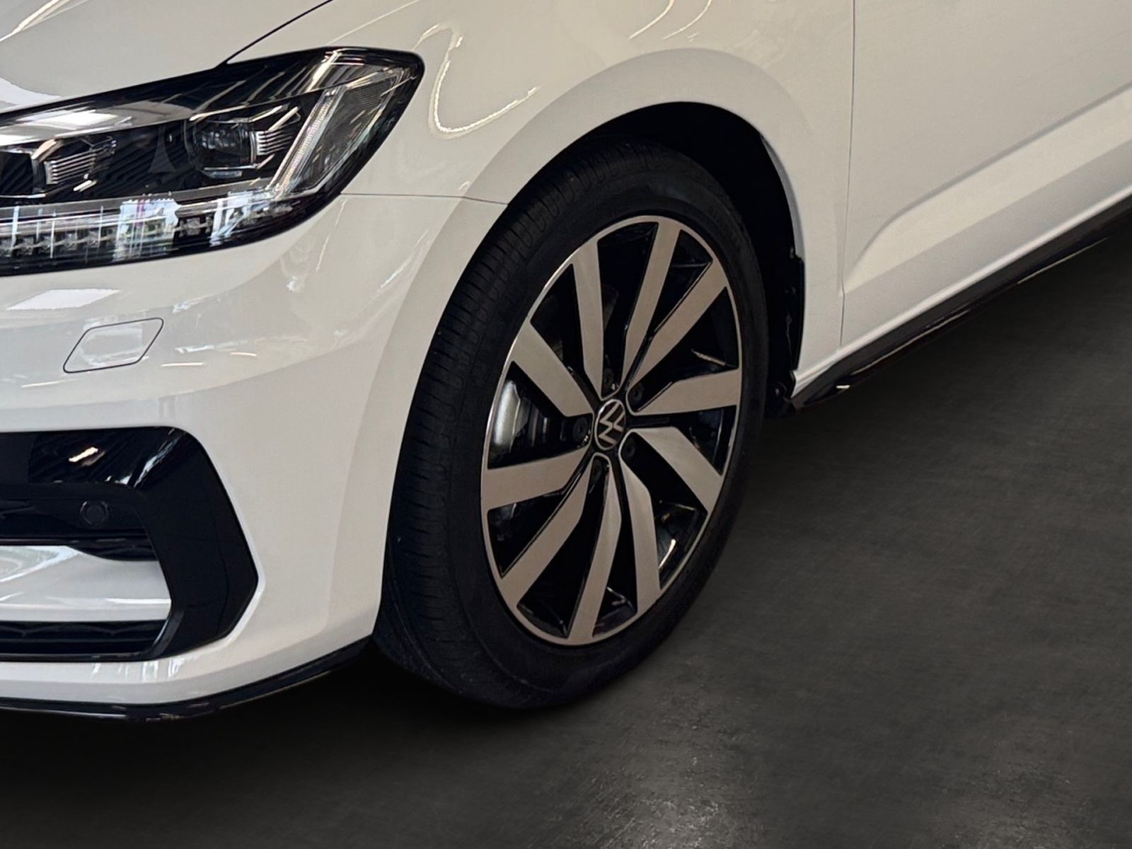 Fahrzeugabbildung Volkswagen Touran R-Line 1.5 TSI *7-Sitzer DSG AHK*