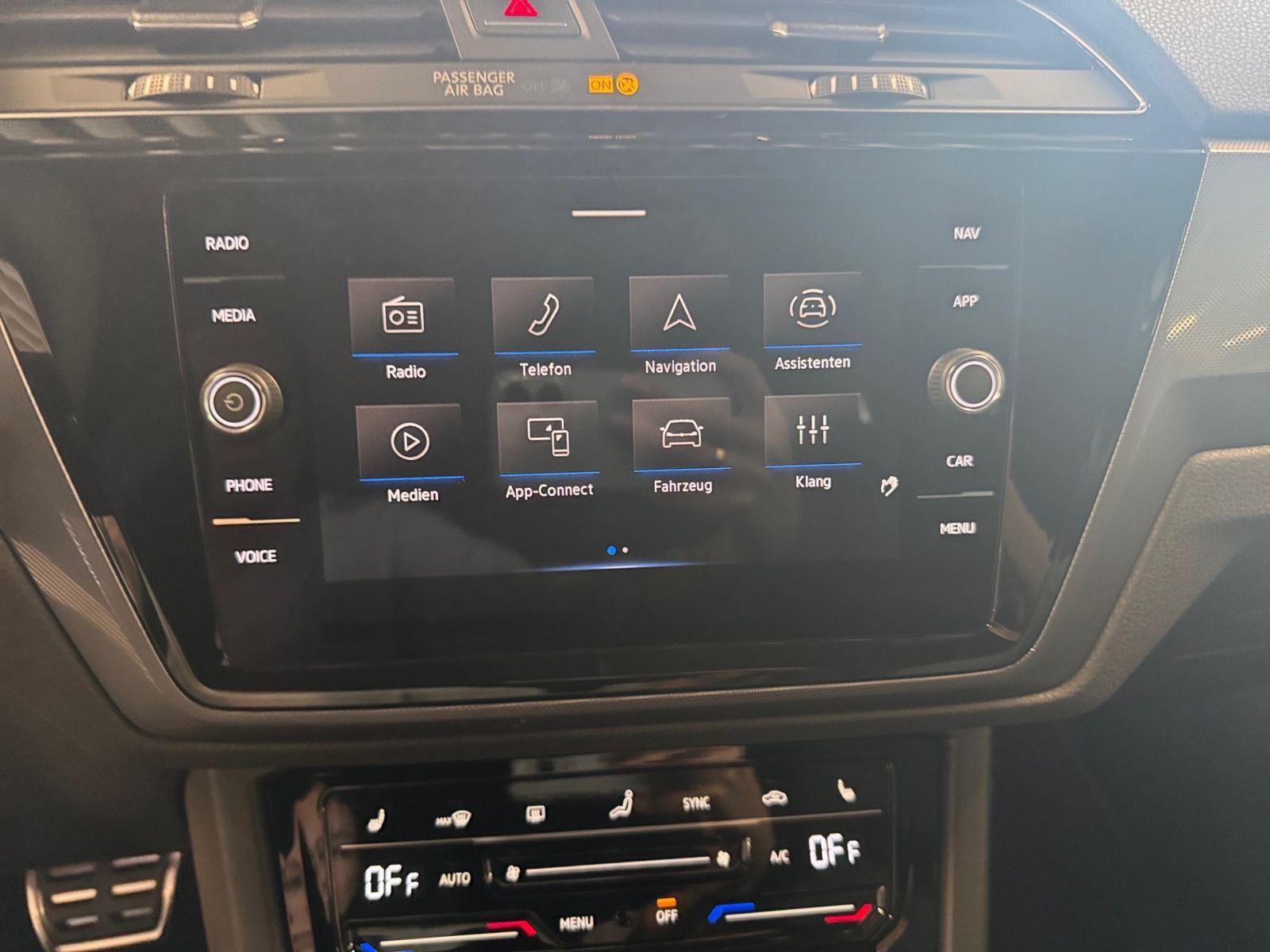 Fahrzeugabbildung Volkswagen Touran R-Line 1.5 TSI *7-Sitzer DSG AHK*