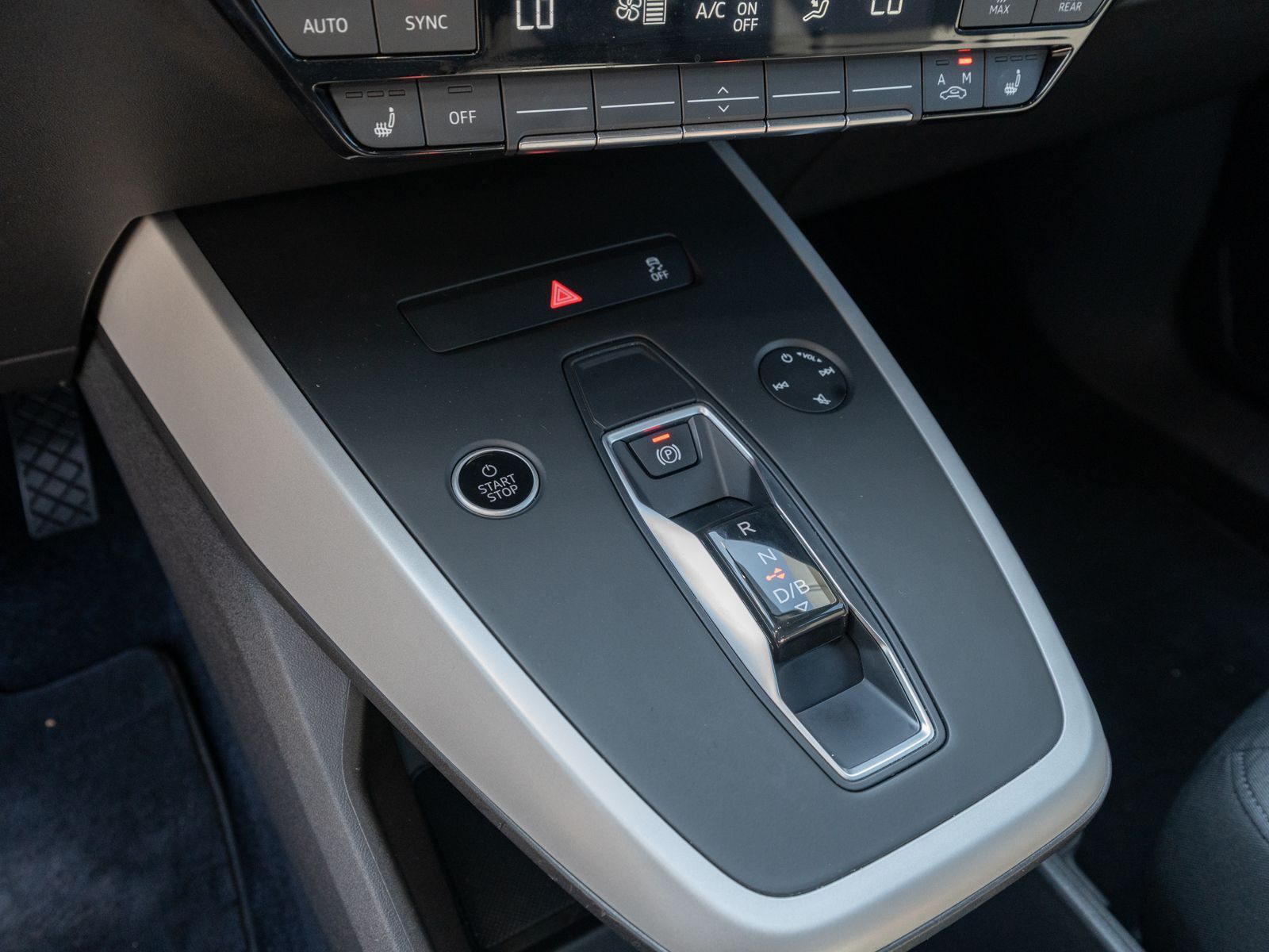 Fahrzeugabbildung Audi Q4 advanced 50 e-tron quattro LED Navi PDC AHK