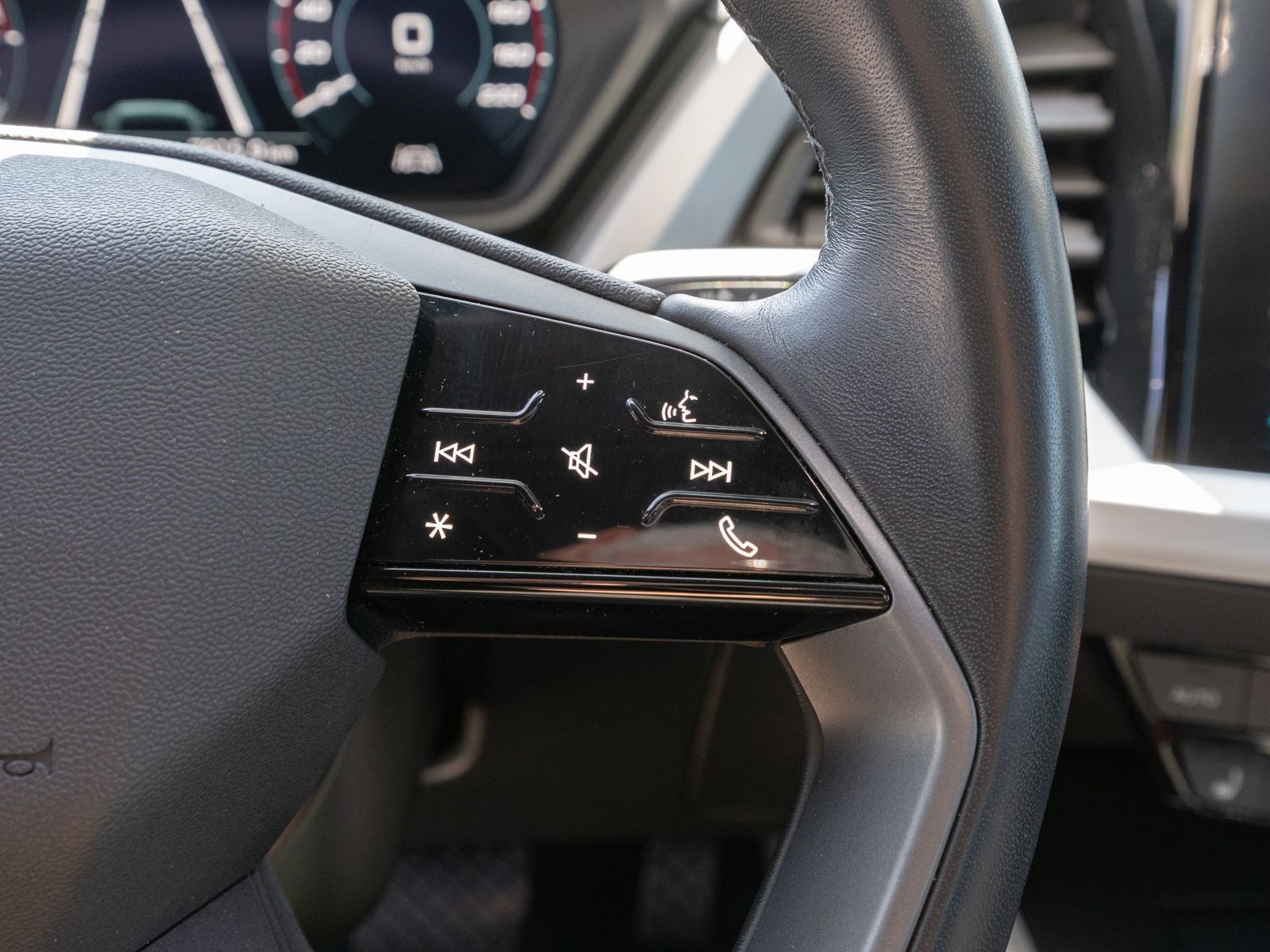 Fahrzeugabbildung Audi Q4 advanced 50 e-tron quattro LED Navi PDC AHK