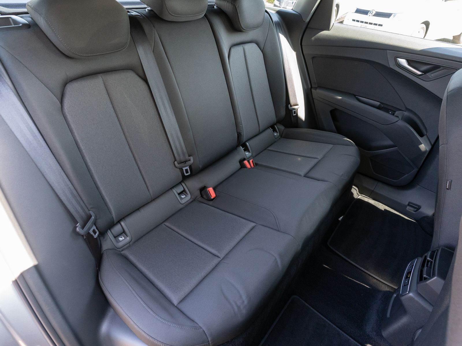 Fahrzeugabbildung Audi Q4 advanced 50 e-tron quattro LED Navi PDC AHK