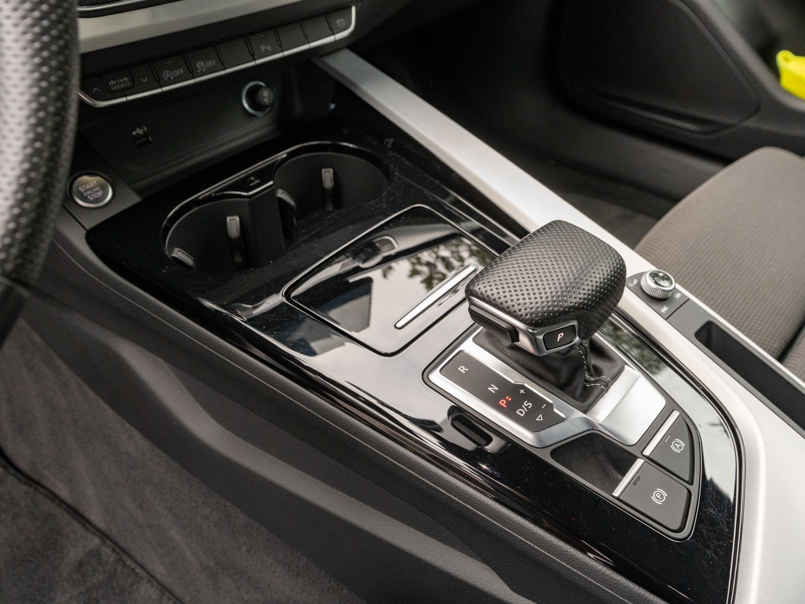 Fahrzeugabbildung Audi A4 Avant S line 40TDI Stron LED Navi RFK HUD AHK