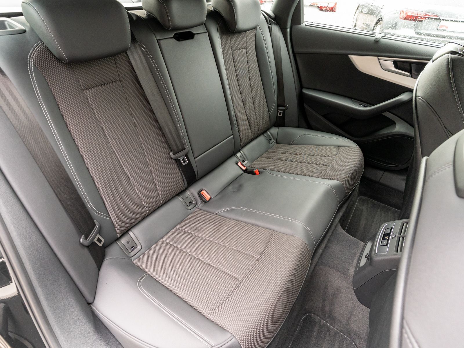 Fahrzeugabbildung Audi A4 Avant S line 40TDI Stron LED Navi RFK HUD AHK