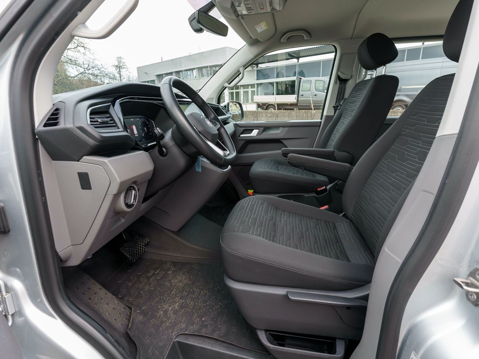 Fahrzeugabbildung Volkswagen T6.1 Caravelle Comfortline LANG 2.0 TDI DSG 9-S