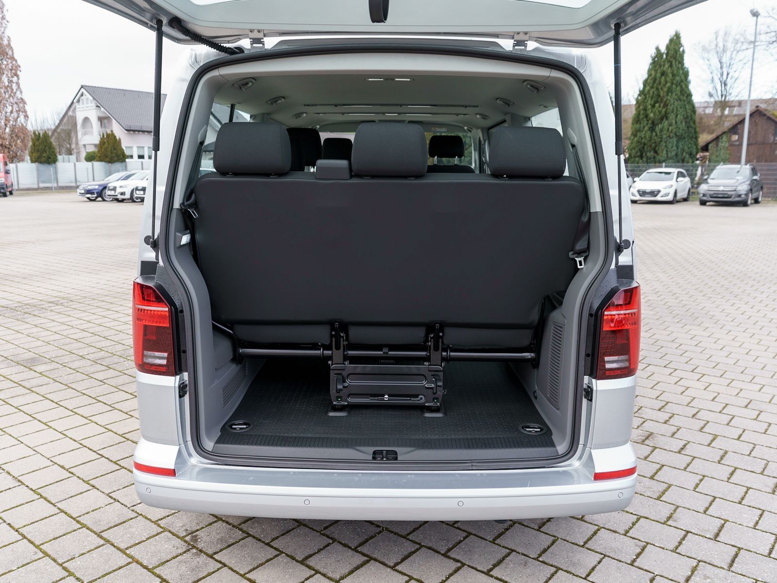 Fahrzeugabbildung Volkswagen T6.1 Caravelle Comfortline LANG 2.0 TDI DSG 9-S