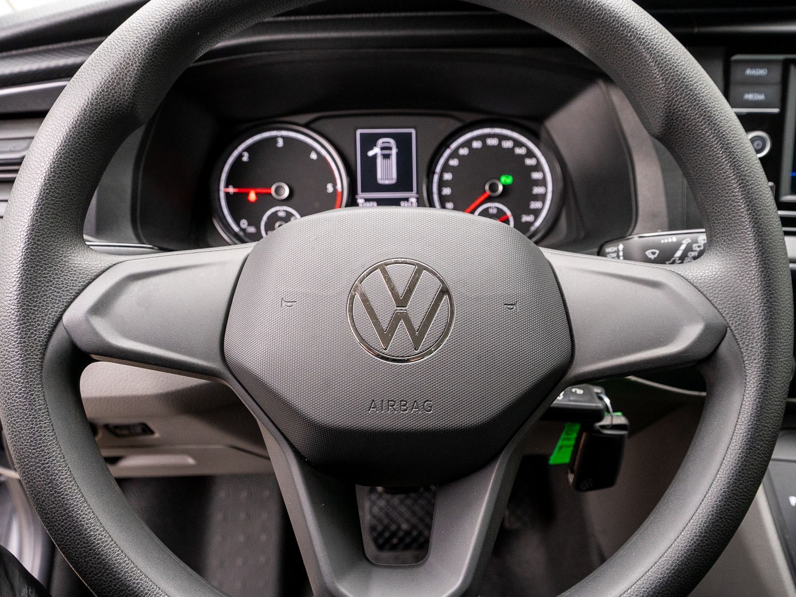 Fahrzeugabbildung Volkswagen T6.1 Caravelle Trendline 2.0TDI DSG AHK 8-Sitzer