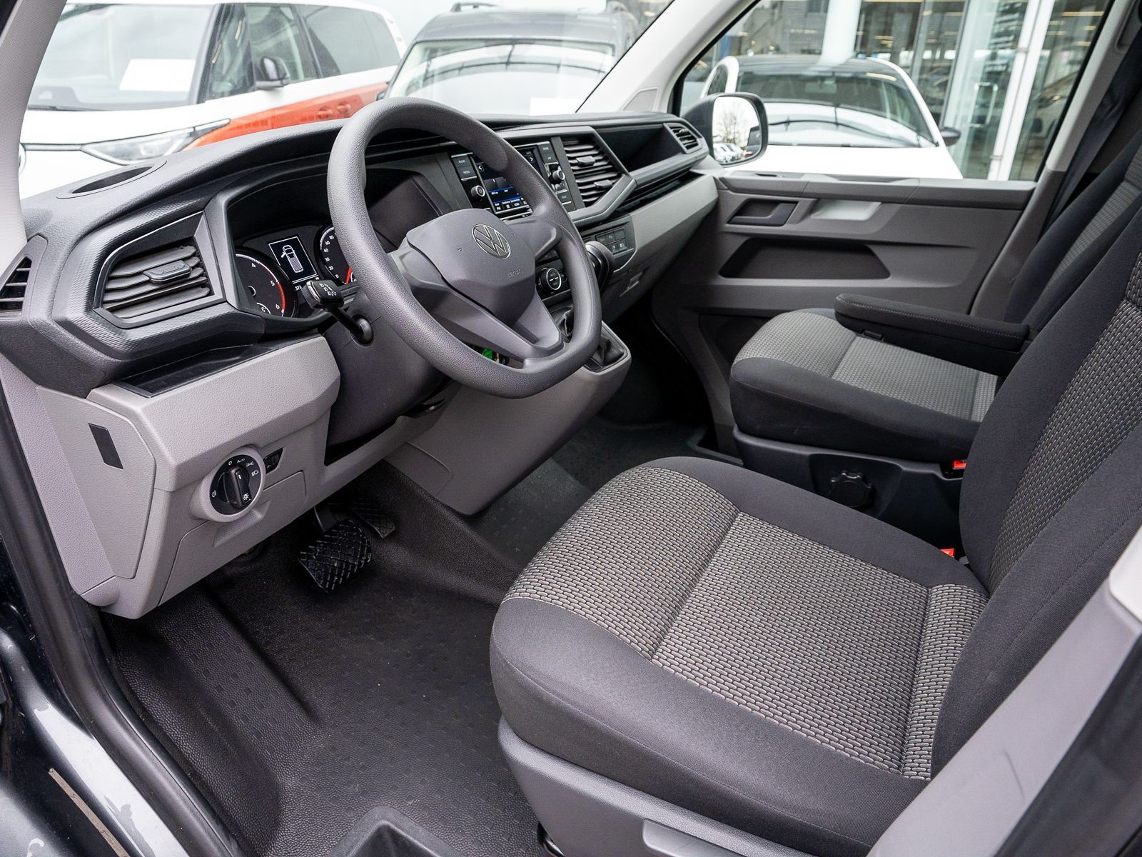 Fahrzeugabbildung Volkswagen T6.1 Caravelle Trendline 2.0TDI DSG AHK 8-Sitzer