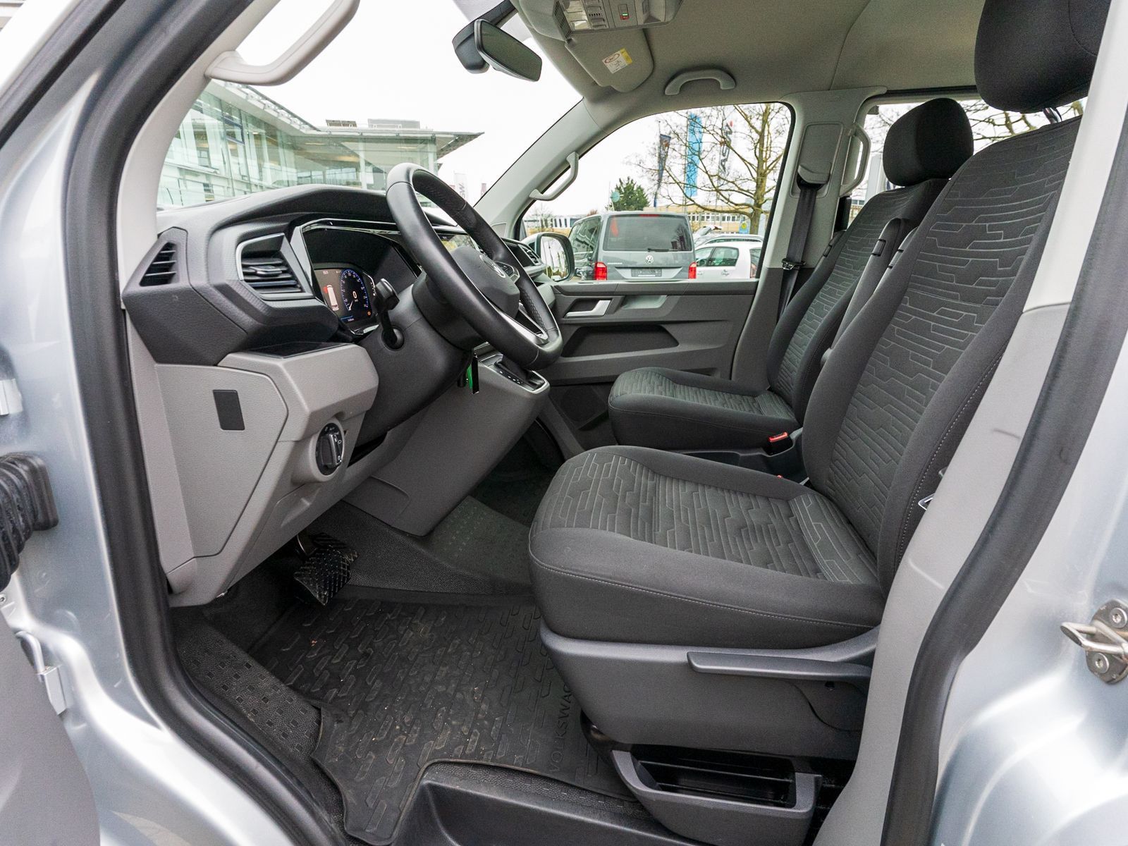 Fahrzeugabbildung Volkswagen T6.1 Caravelle Comfortline LANG 2.0 TDI DSG NAVI