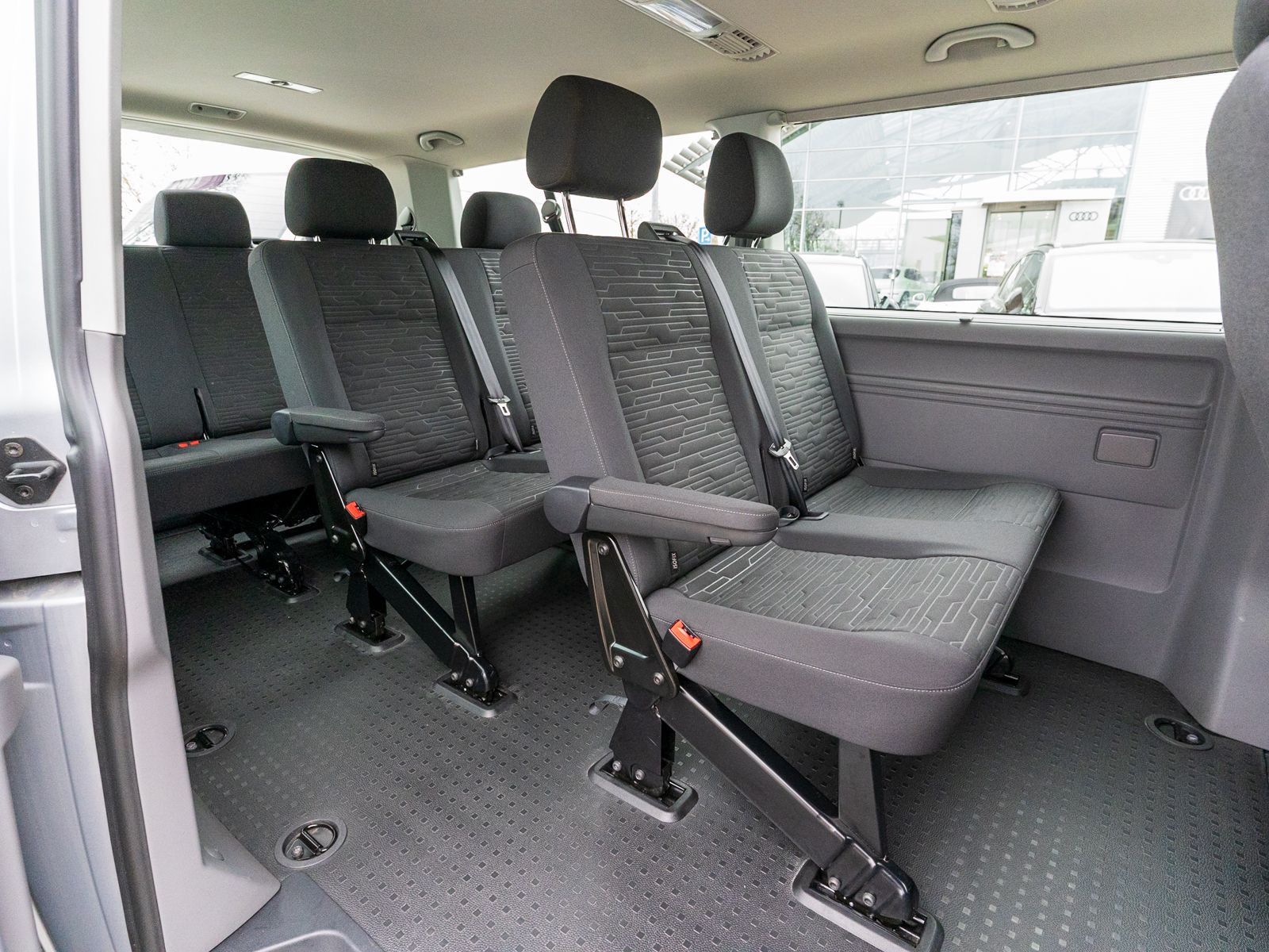 Fahrzeugabbildung Volkswagen T6.1 Caravelle Comfortline LANG 2.0 TDI DSG NAVI