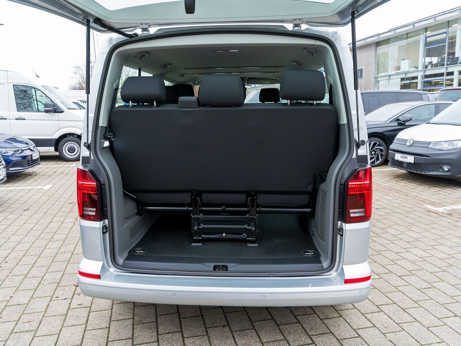 Fahrzeugabbildung Volkswagen T6.1 Caravelle Comfortline LANG 2.0 TDI DSG NAVI