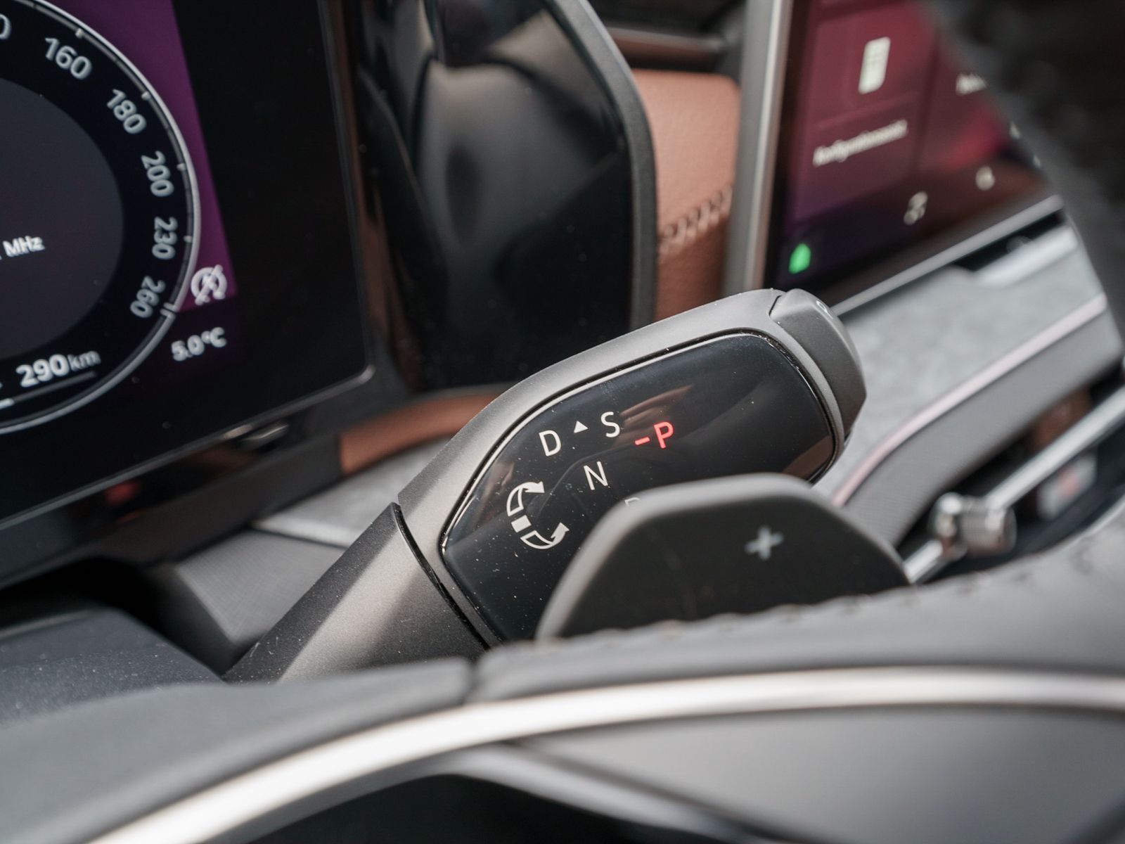 Fahrzeugabbildung SKODA Kodiaq Selection 4x4 2.0TDI DSG Pano Sthz AHK 7S