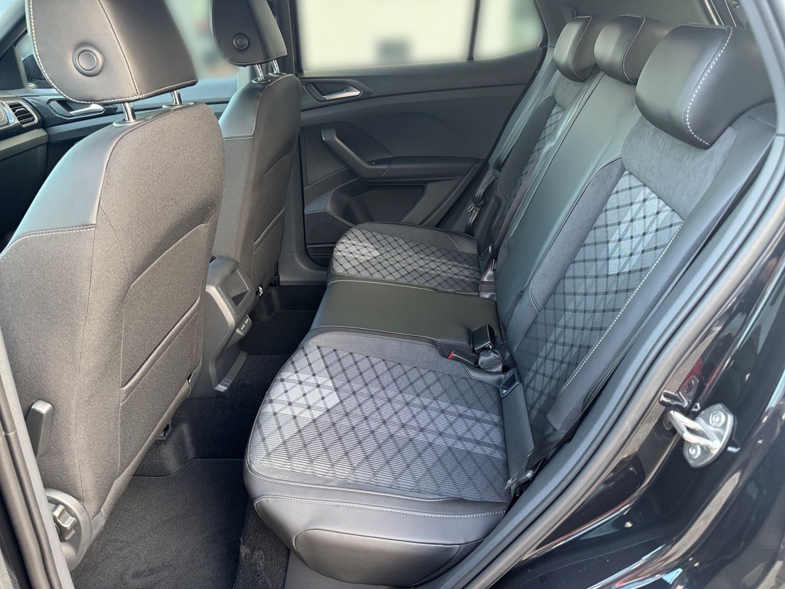 Fahrzeugabbildung Volkswagen T-Cross R-Line 1.5l TSI 150 PS DSG ACC AHK RFK S
