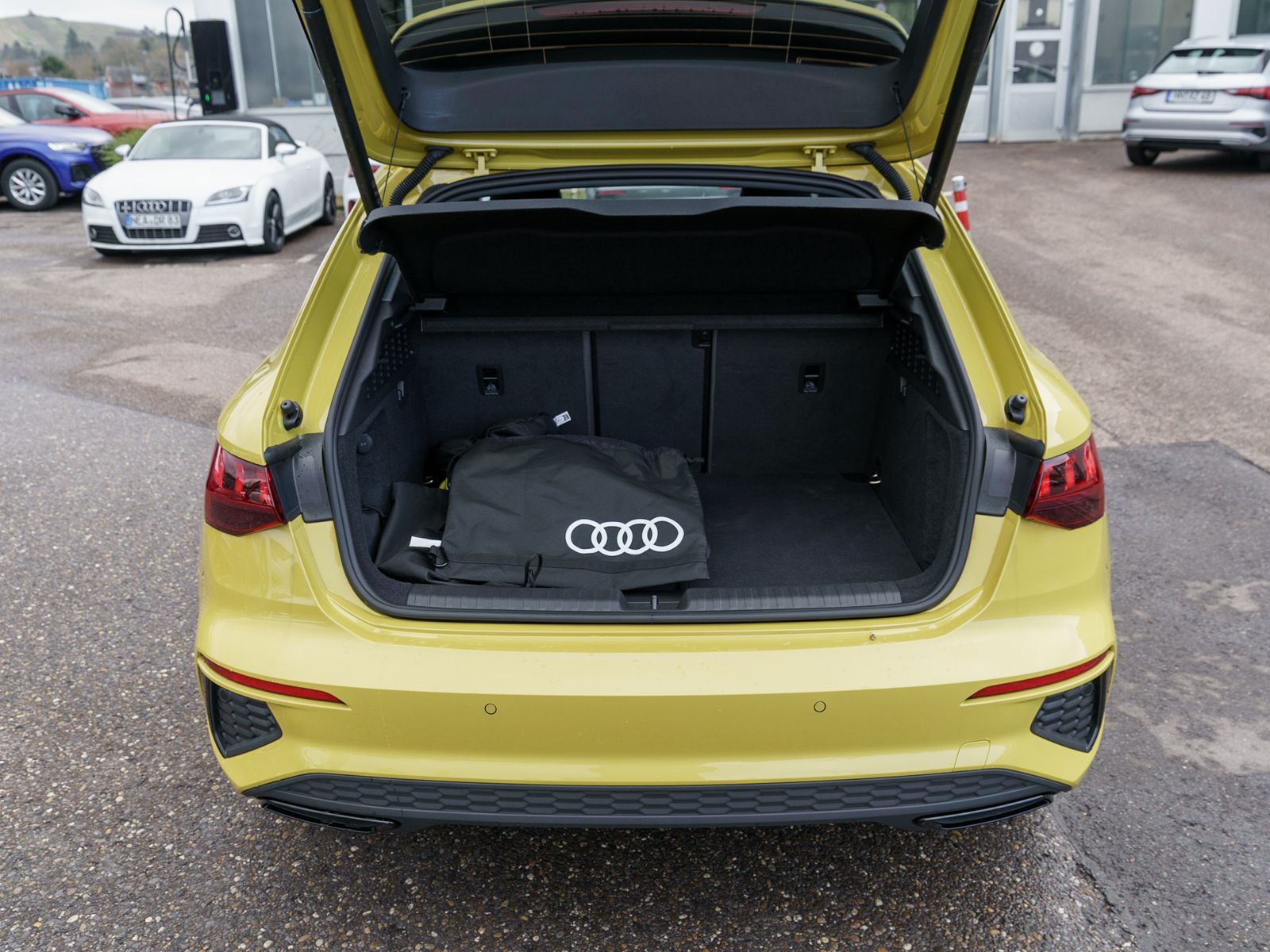 Fahrzeugabbildung Audi A3 Sportback 45TFSI e Sline Navi LED AHK ACC RFK